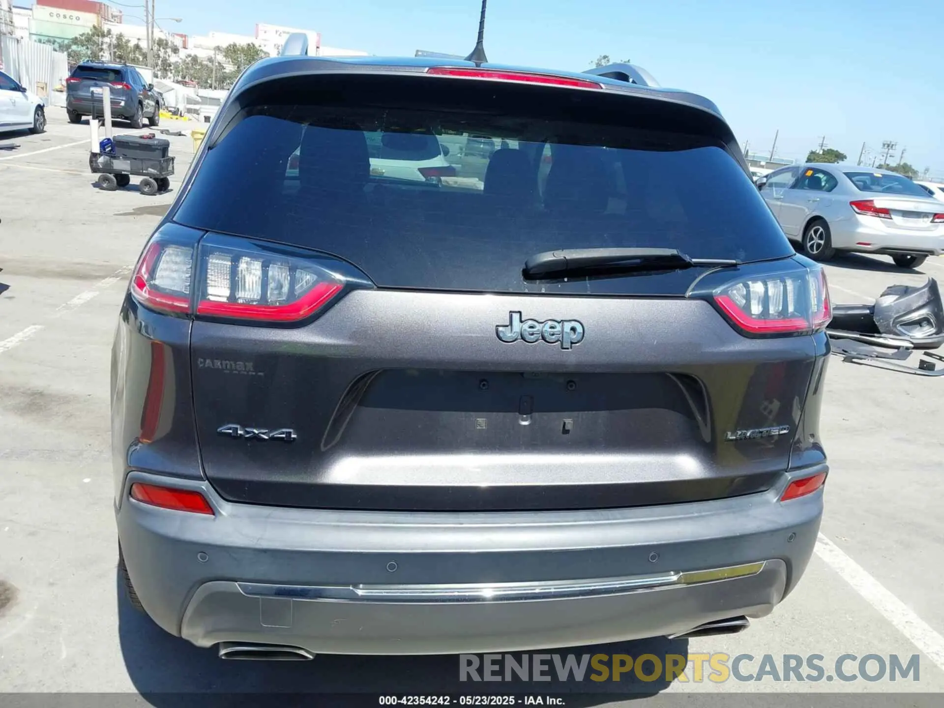 17 Photograph of a damaged car 1C4PJMDX7KD167722 JEEP CHEROKEE 2019