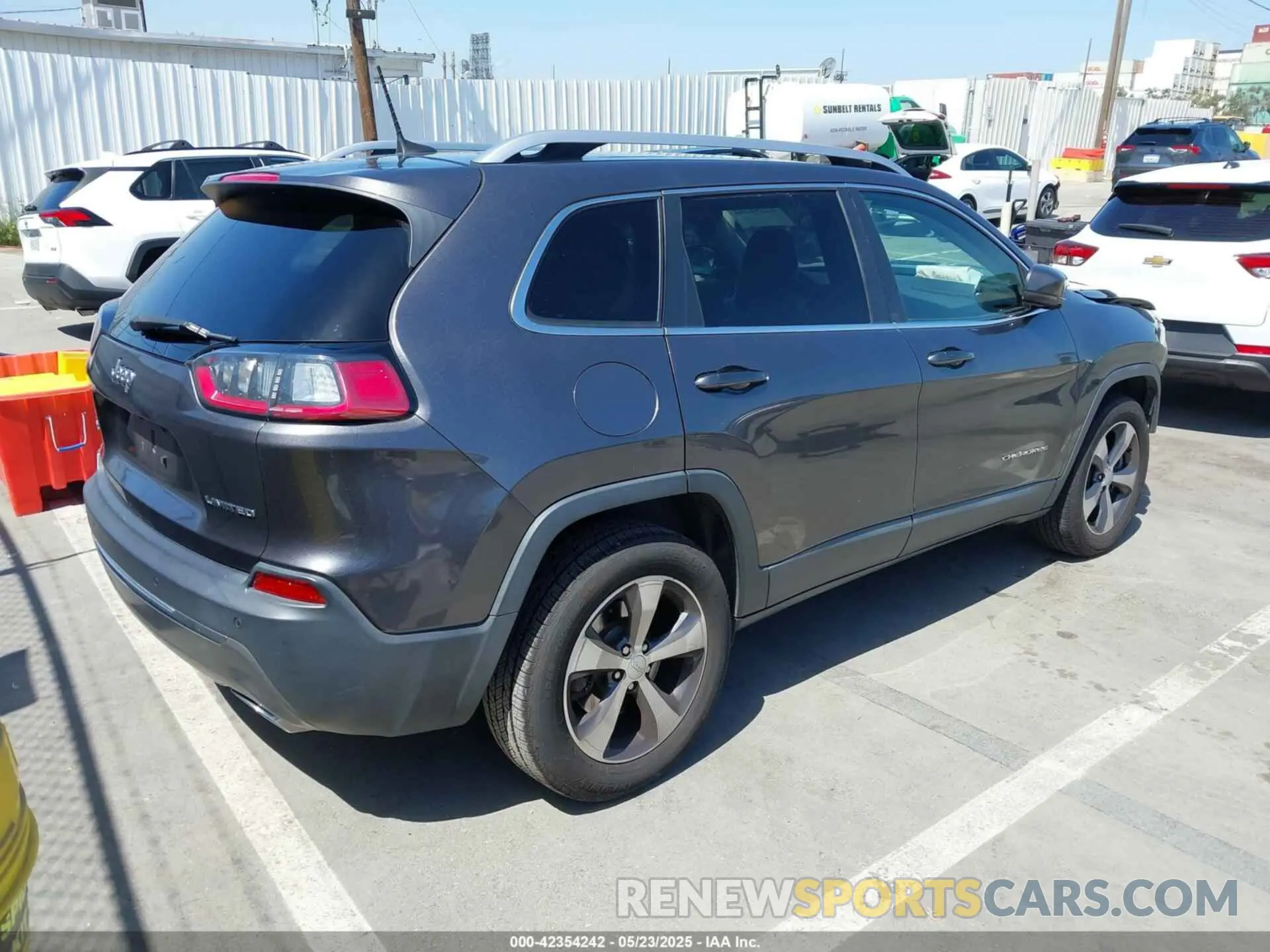 4 Photograph of a damaged car 1C4PJMDX7KD167722 JEEP CHEROKEE 2019