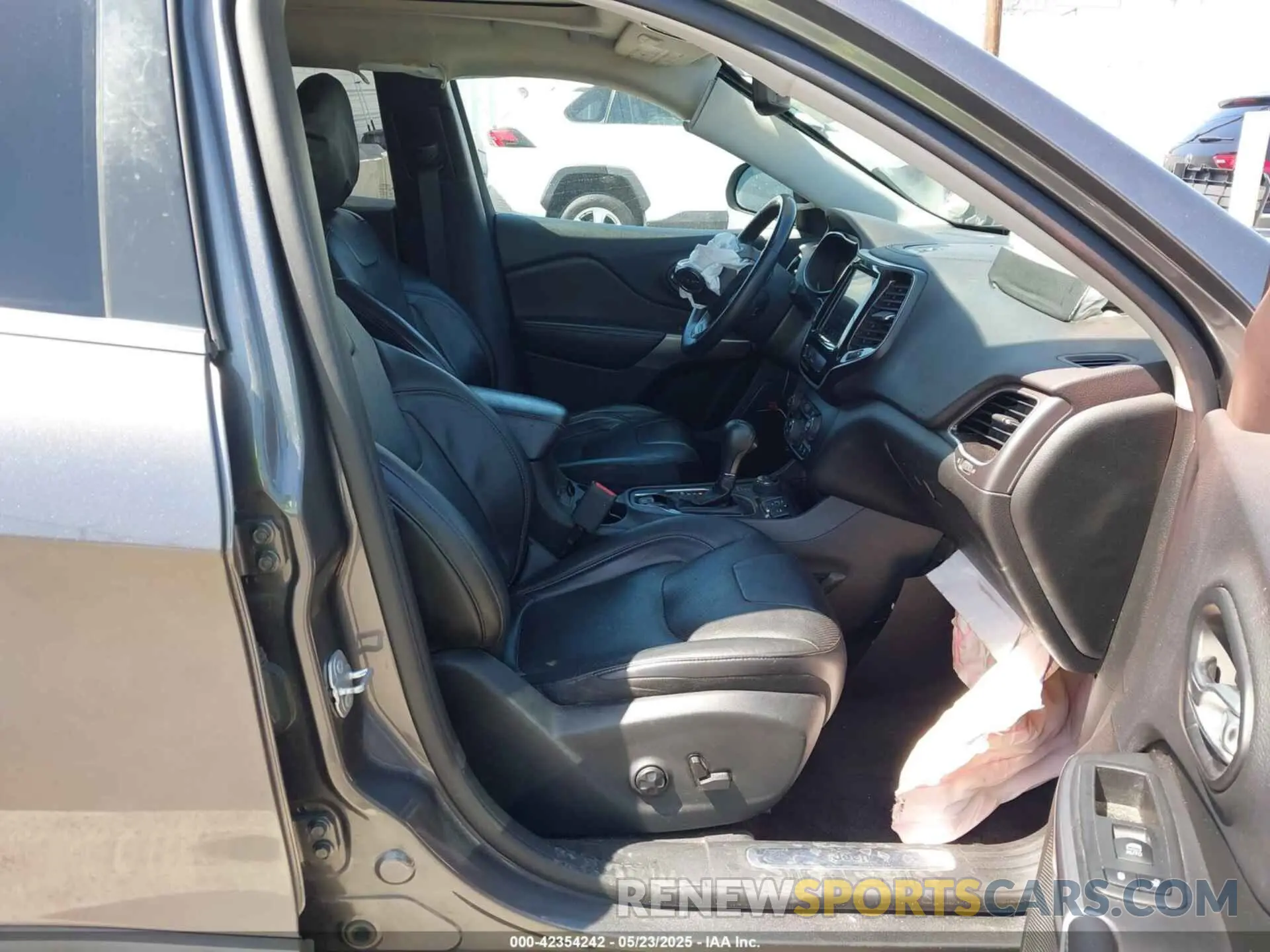 5 Photograph of a damaged car 1C4PJMDX7KD167722 JEEP CHEROKEE 2019