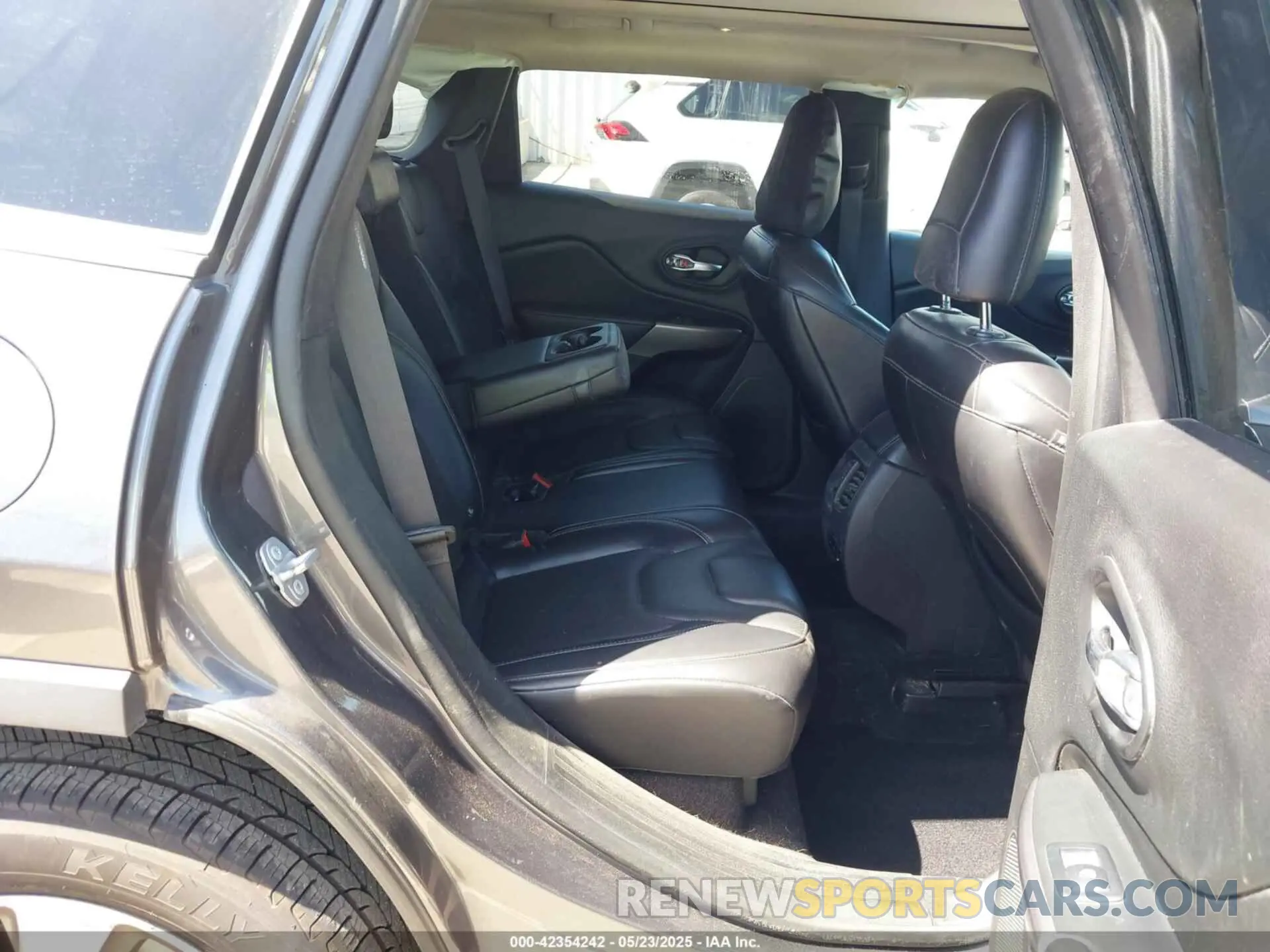 8 Photograph of a damaged car 1C4PJMDX7KD167722 JEEP CHEROKEE 2019