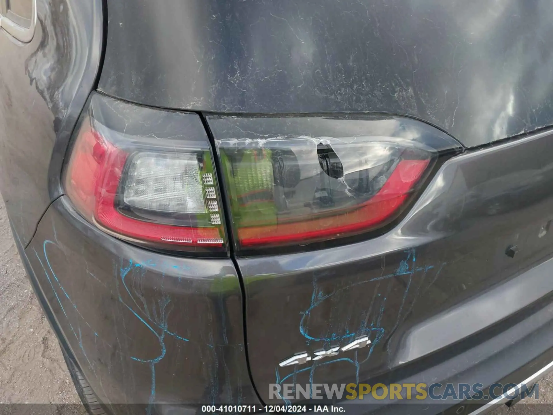 17 Photograph of a damaged car 1C4PJMDX7KD323421 JEEP CHEROKEE 2019