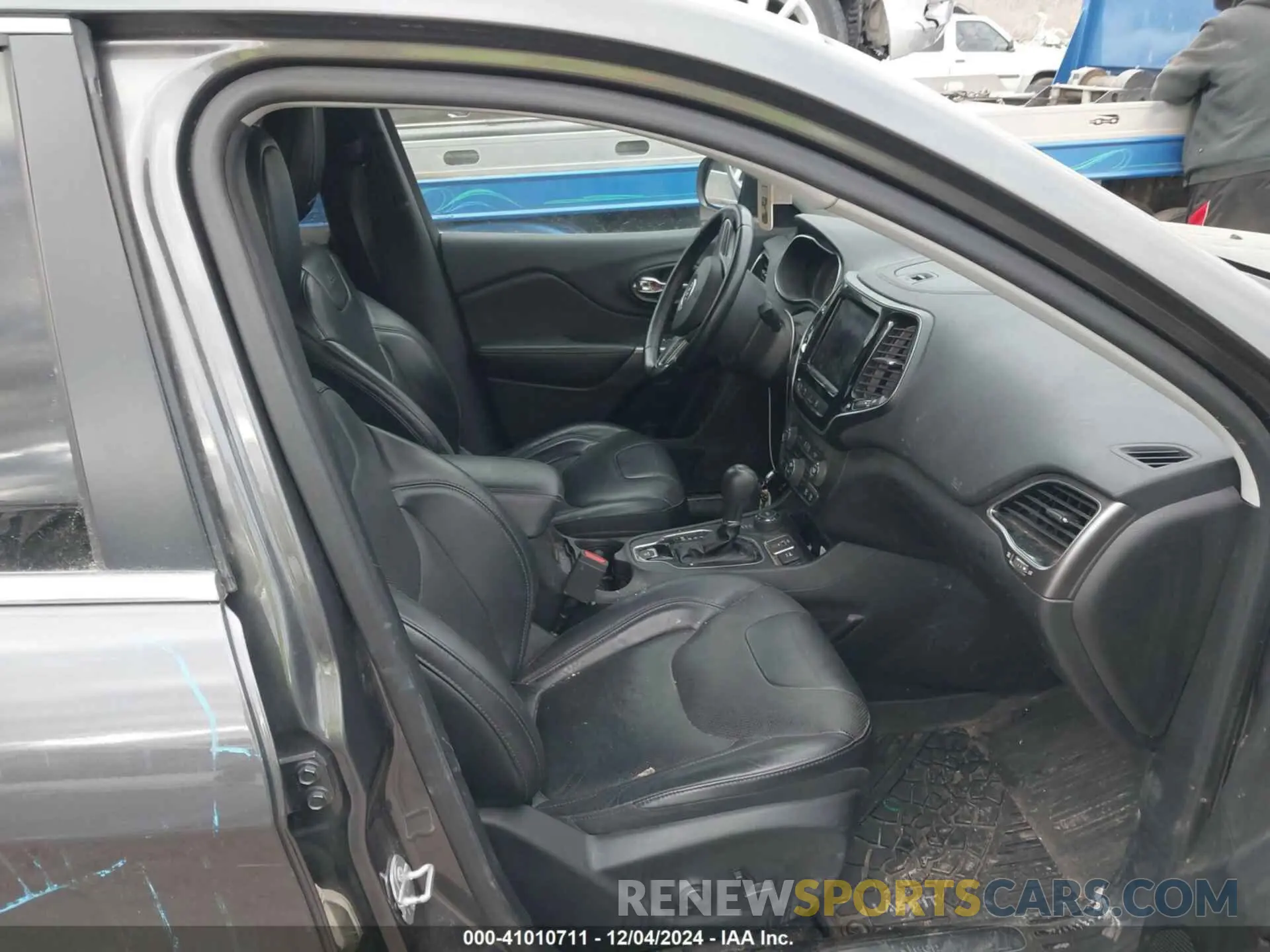 5 Photograph of a damaged car 1C4PJMDX7KD323421 JEEP CHEROKEE 2019