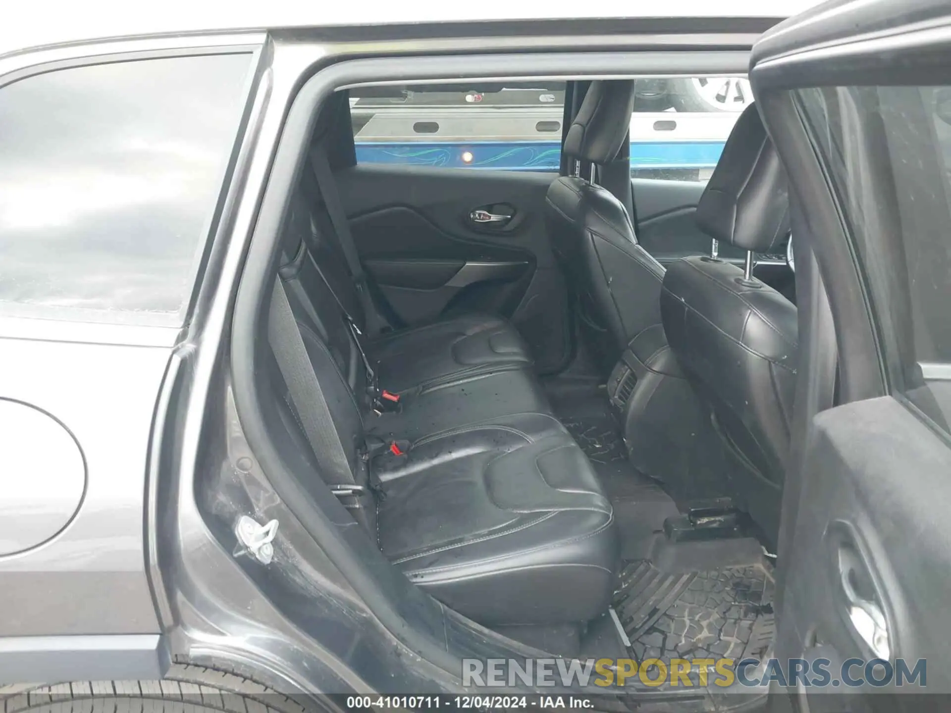 8 Photograph of a damaged car 1C4PJMDX7KD323421 JEEP CHEROKEE 2019