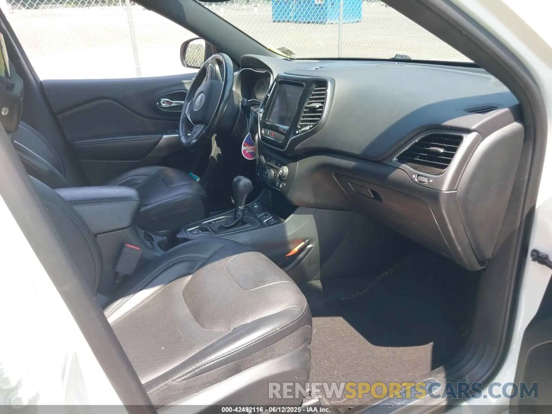 5 Photograph of a damaged car 1C4PJMDX7KD371114 JEEP CHEROKEE 2019