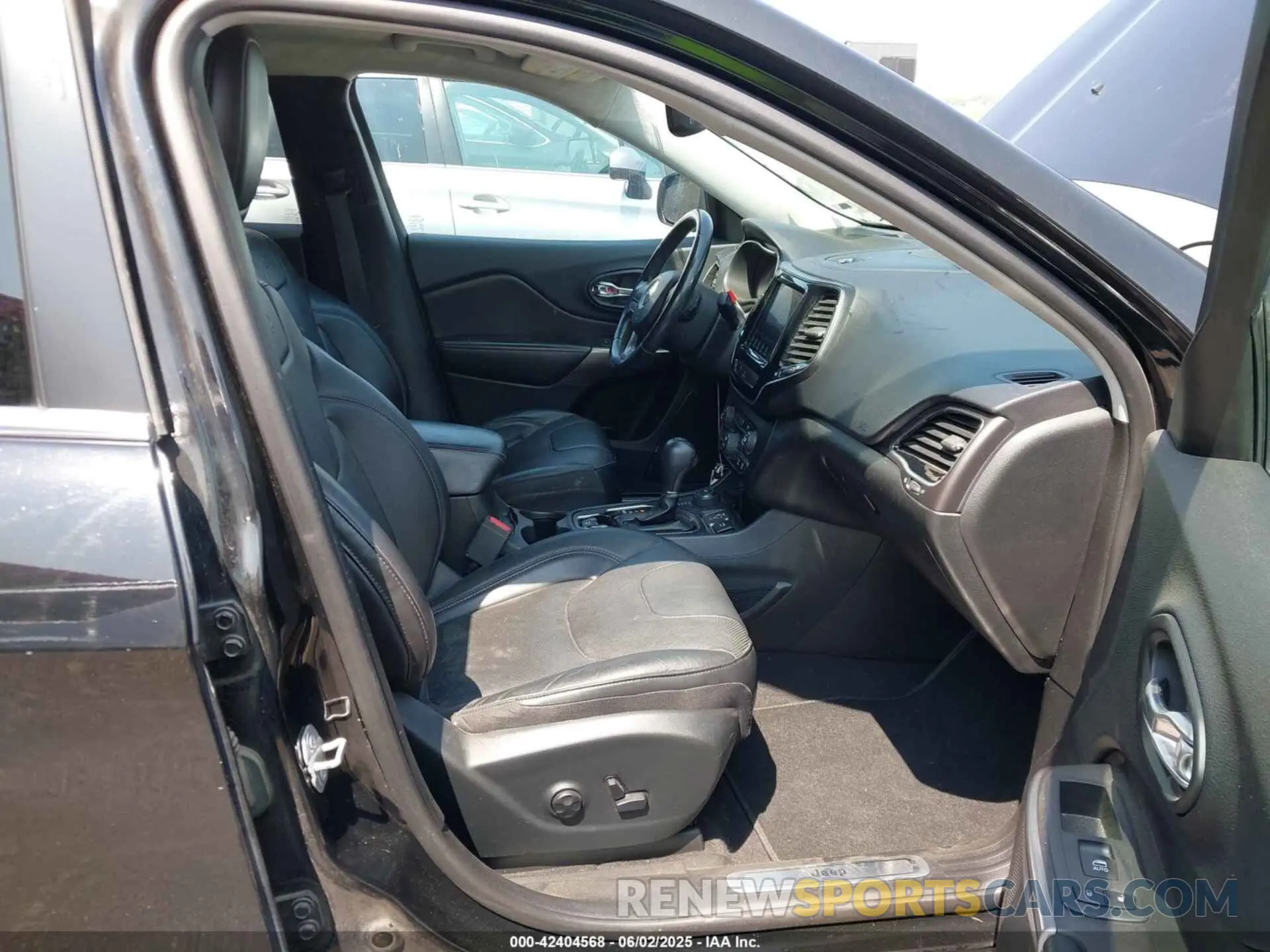 5 Photograph of a damaged car 1C4PJMDX7KD467521 JEEP CHEROKEE 2019