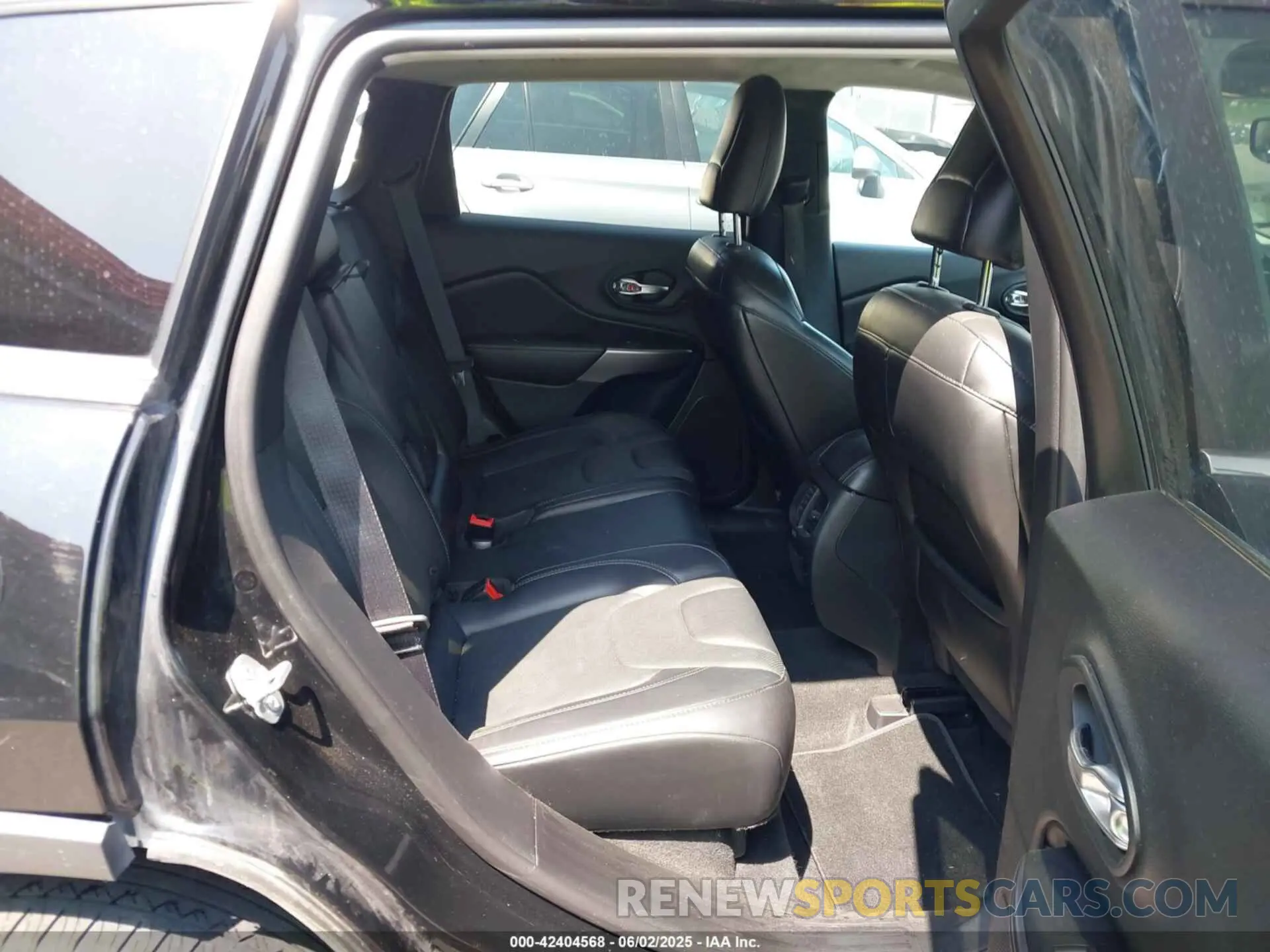 8 Photograph of a damaged car 1C4PJMDX7KD467521 JEEP CHEROKEE 2019