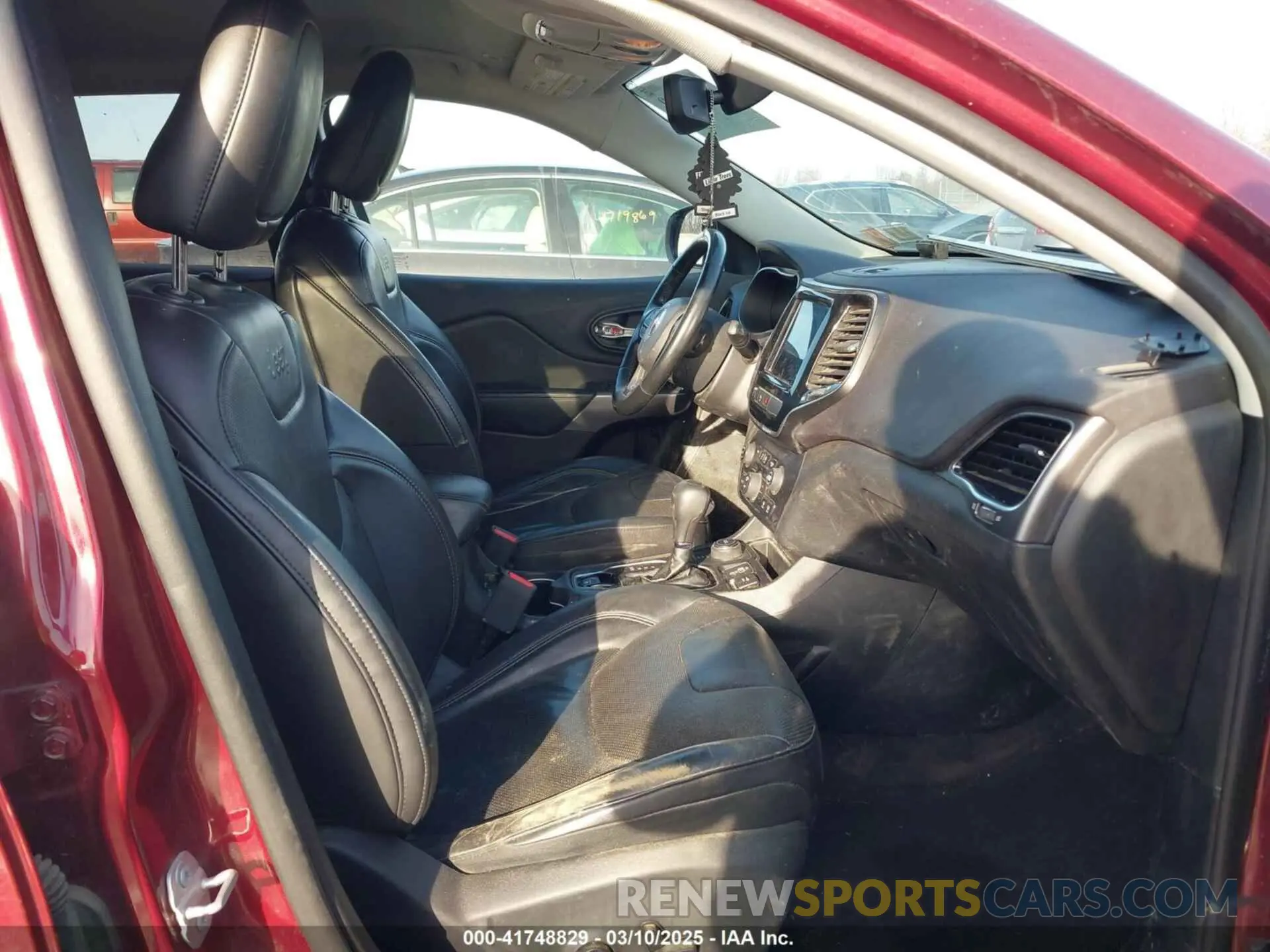 5 Photograph of a damaged car 1C4PJMDX8KD121008 JEEP CHEROKEE 2019