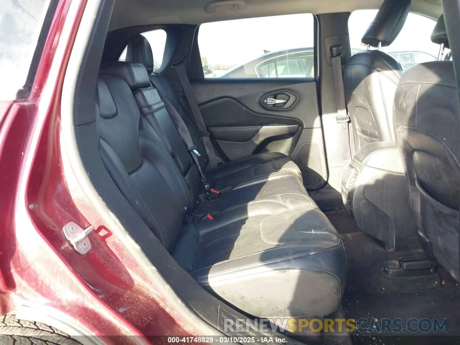 8 Photograph of a damaged car 1C4PJMDX8KD121008 JEEP CHEROKEE 2019