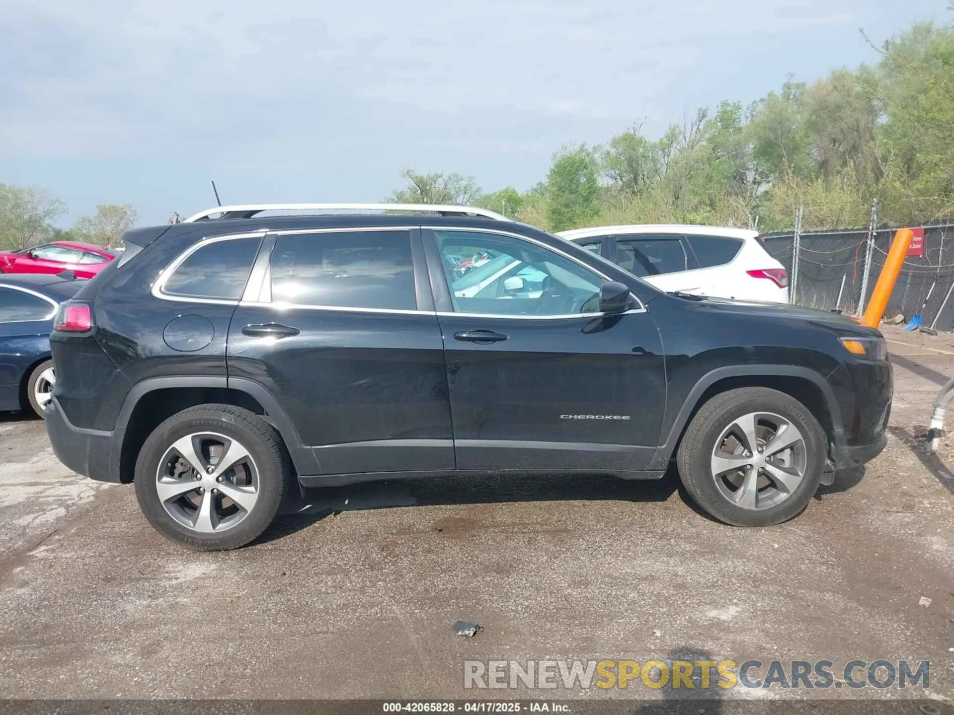 12 Photograph of a damaged car 1C4PJMDX8KD186411 JEEP CHEROKEE 2019