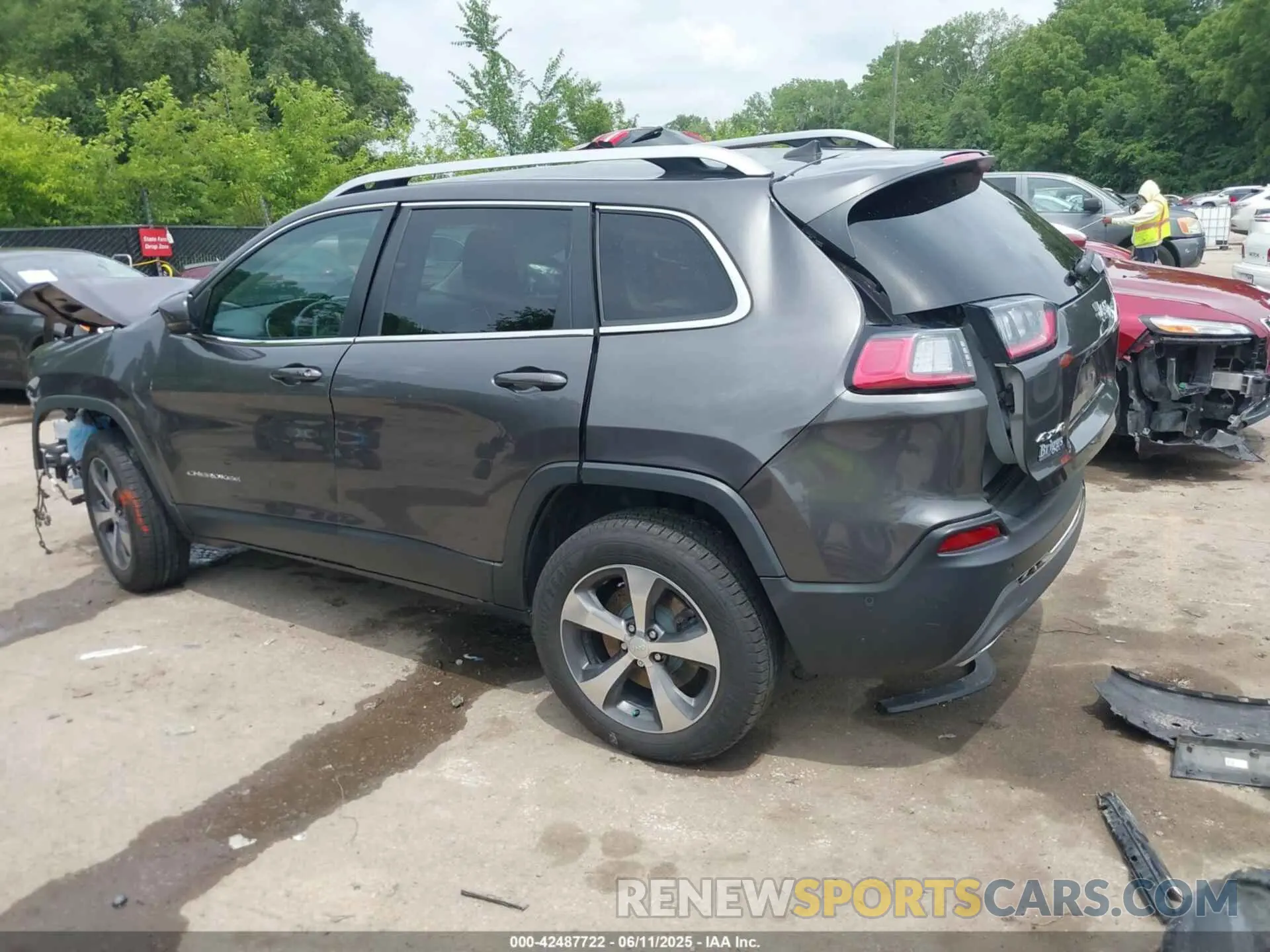3 Photograph of a damaged car 1C4PJMDX8KD229354 JEEP CHEROKEE 2019