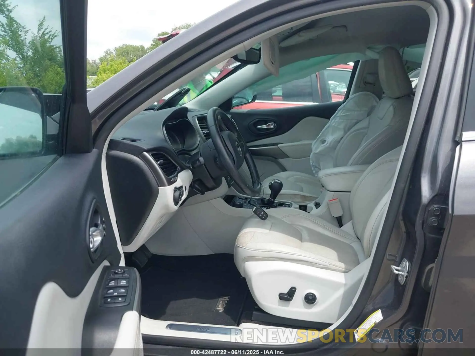 5 Photograph of a damaged car 1C4PJMDX8KD229354 JEEP CHEROKEE 2019