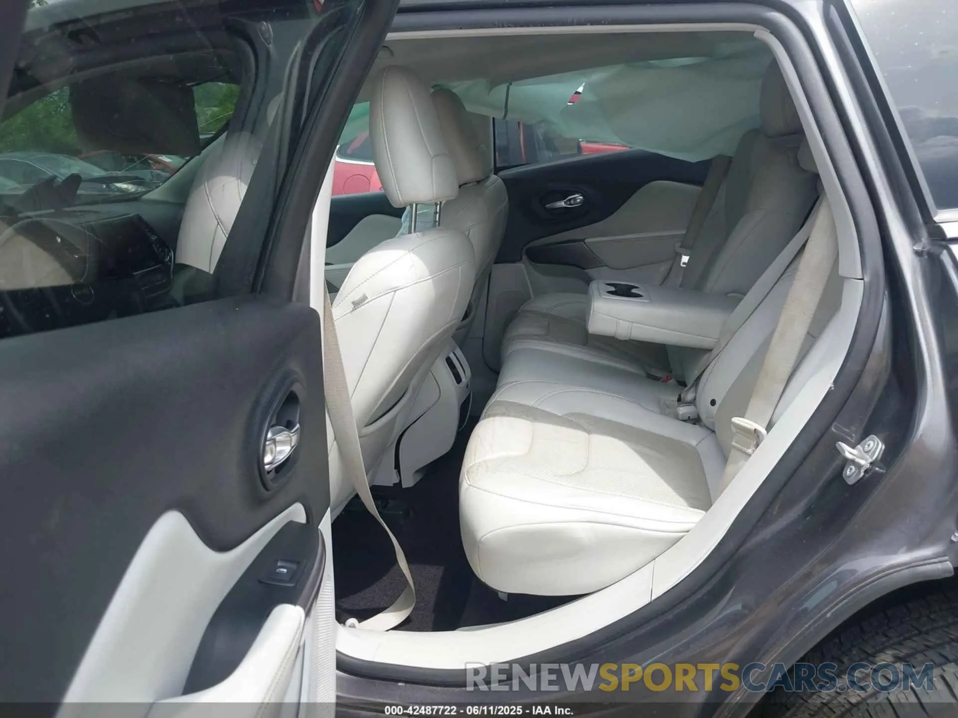 8 Photograph of a damaged car 1C4PJMDX8KD229354 JEEP CHEROKEE 2019