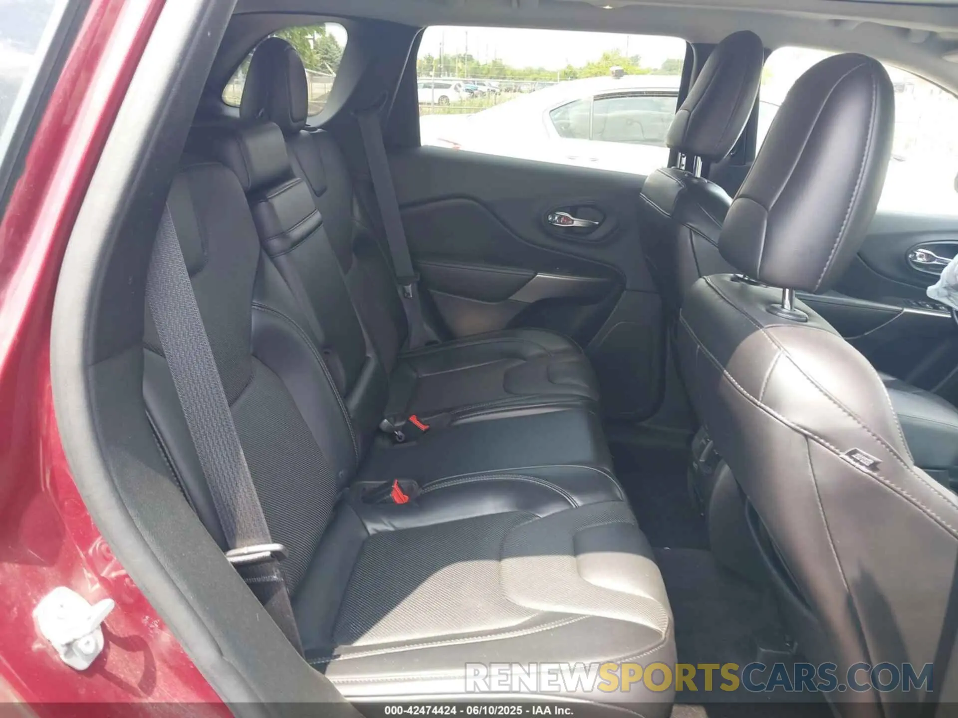 8 Photograph of a damaged car 1C4PJMDX8KD230388 JEEP CHEROKEE 2019