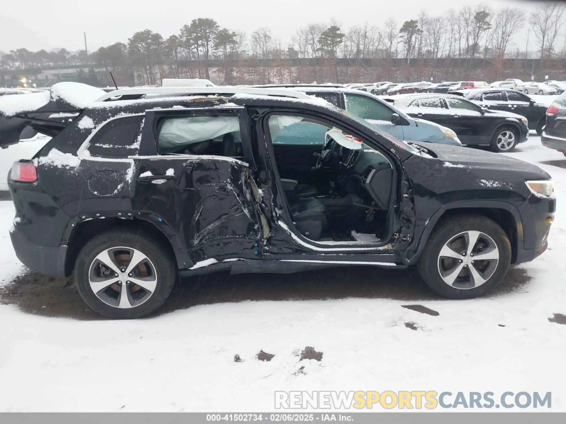 13 Photograph of a damaged car 1C4PJMDX8KD252925 JEEP CHEROKEE 2019