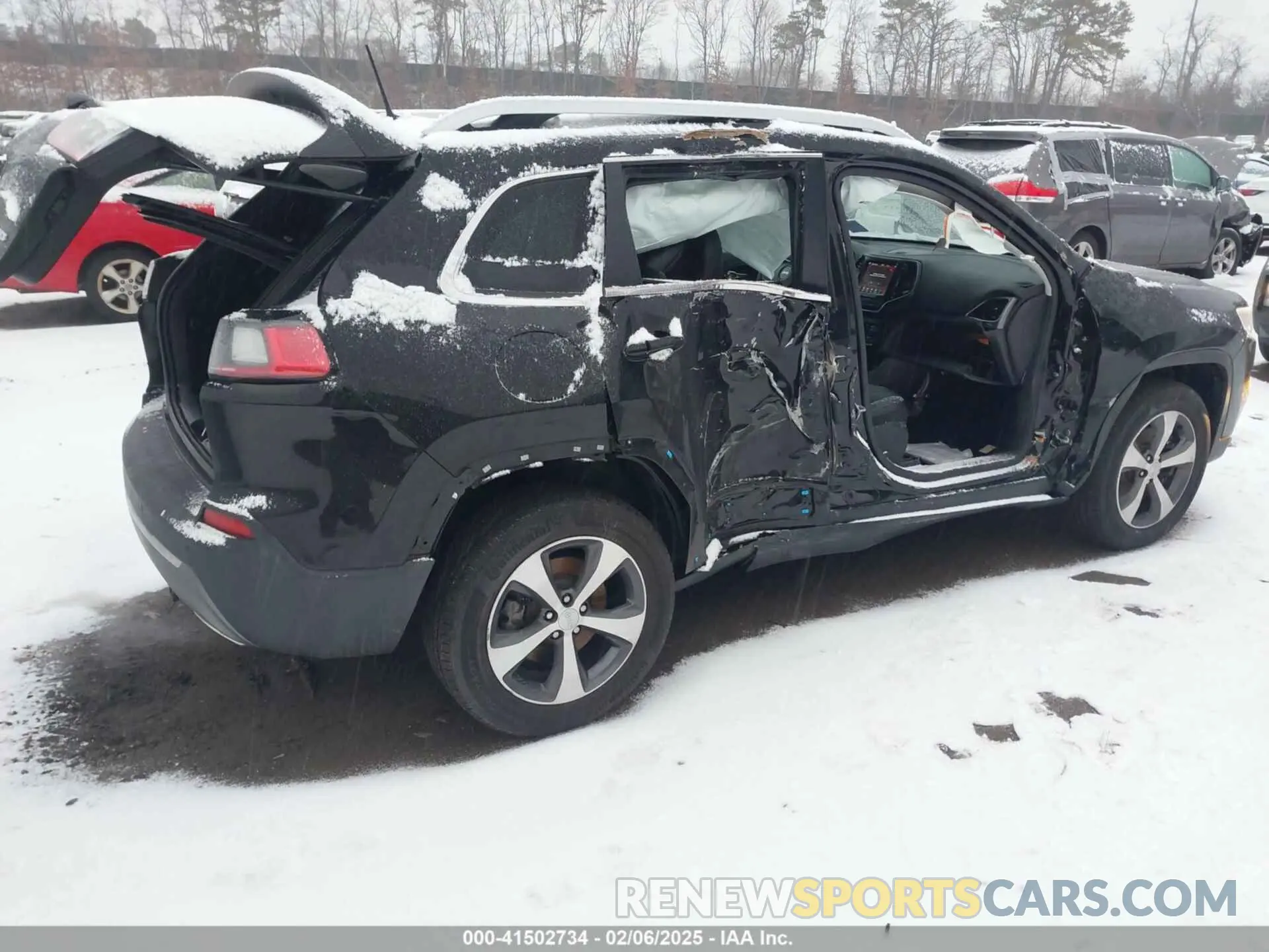 4 Photograph of a damaged car 1C4PJMDX8KD252925 JEEP CHEROKEE 2019