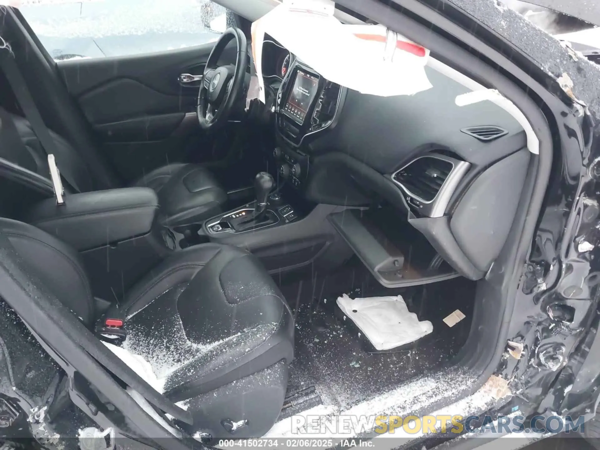 5 Photograph of a damaged car 1C4PJMDX8KD252925 JEEP CHEROKEE 2019