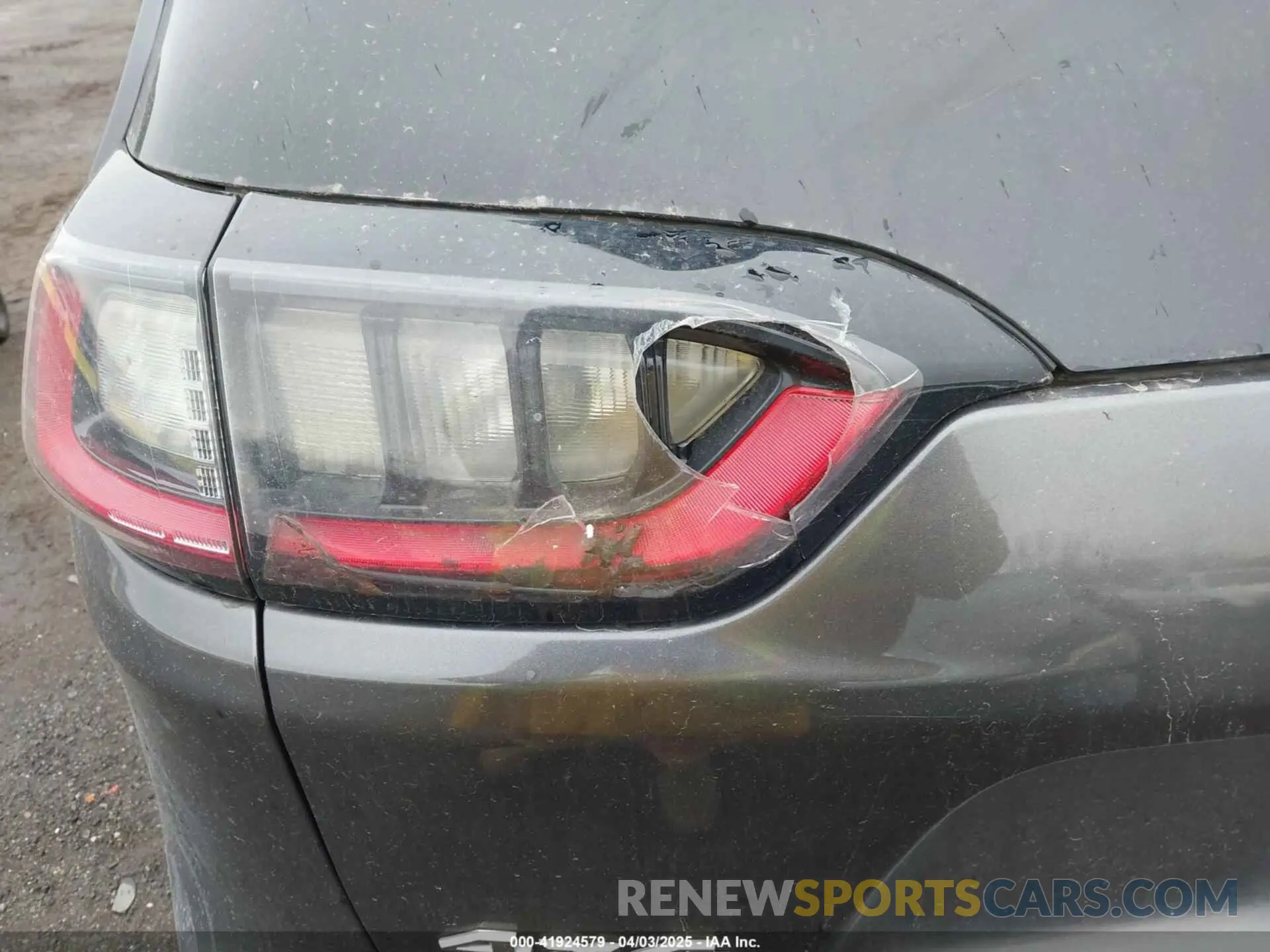 18 Photograph of a damaged car 1C4PJMDX8KD276481 JEEP CHEROKEE 2019