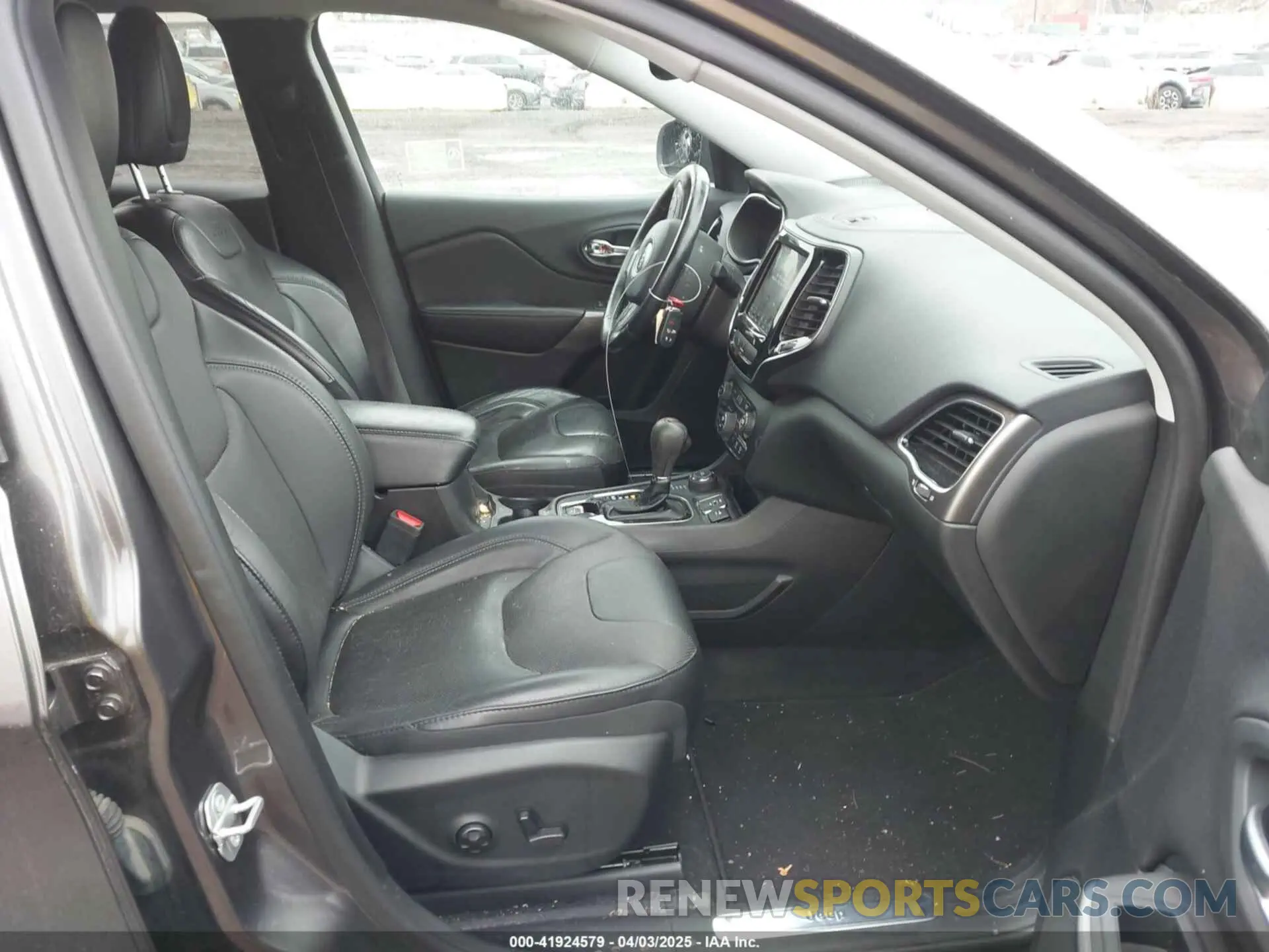 5 Photograph of a damaged car 1C4PJMDX8KD276481 JEEP CHEROKEE 2019