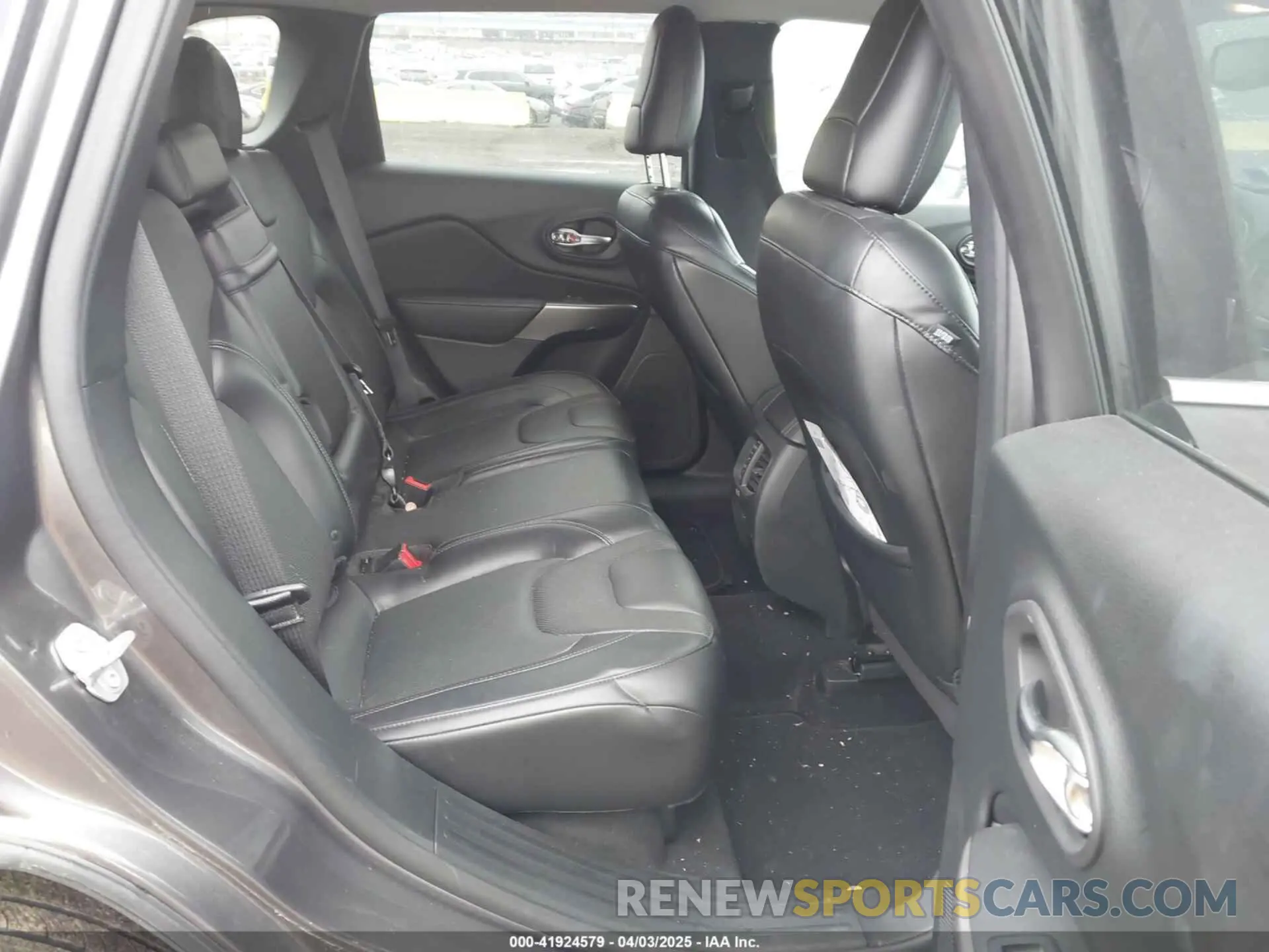 8 Photograph of a damaged car 1C4PJMDX8KD276481 JEEP CHEROKEE 2019