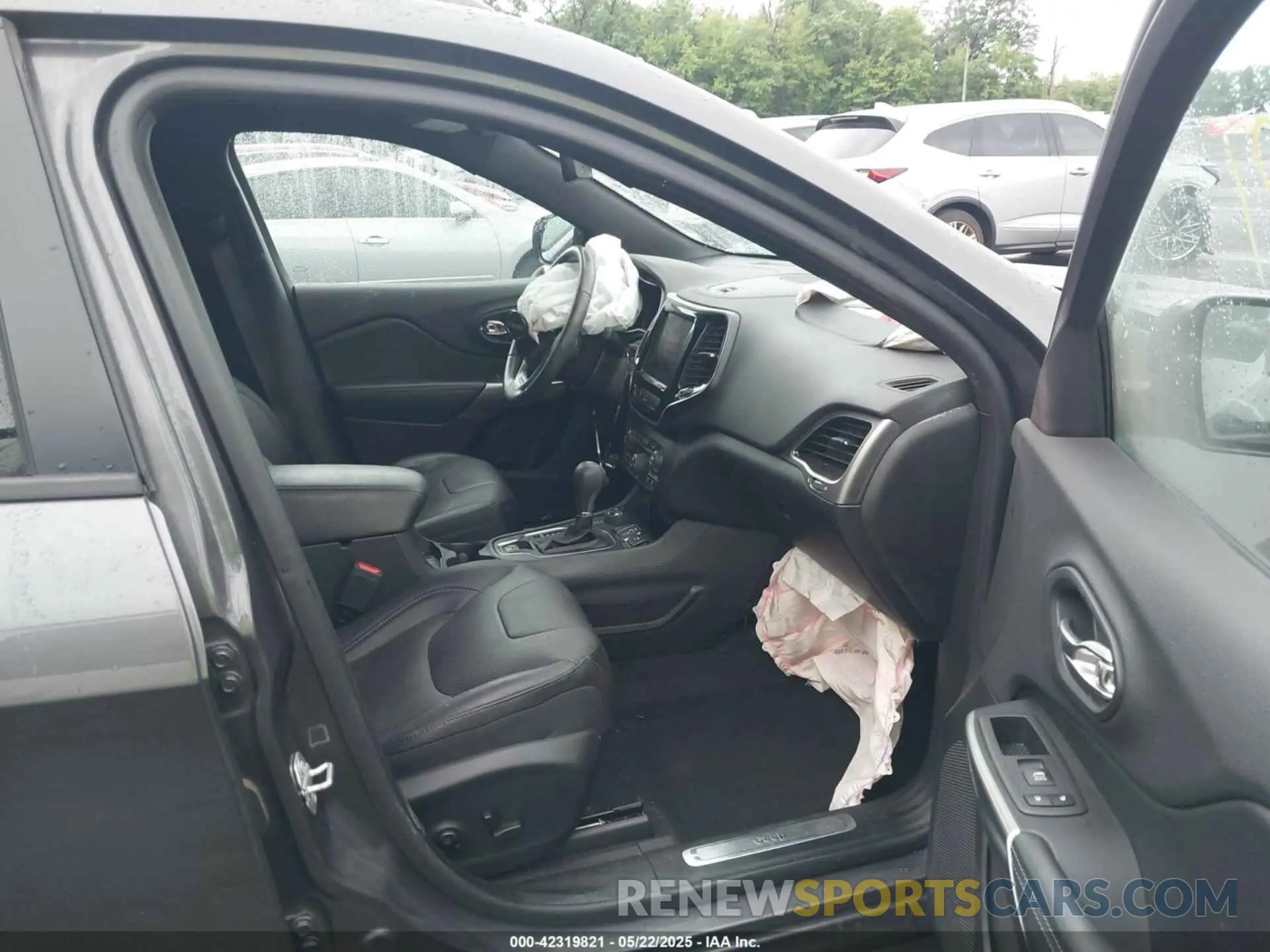 5 Photograph of a damaged car 1C4PJMDX8KD333942 JEEP CHEROKEE 2019
