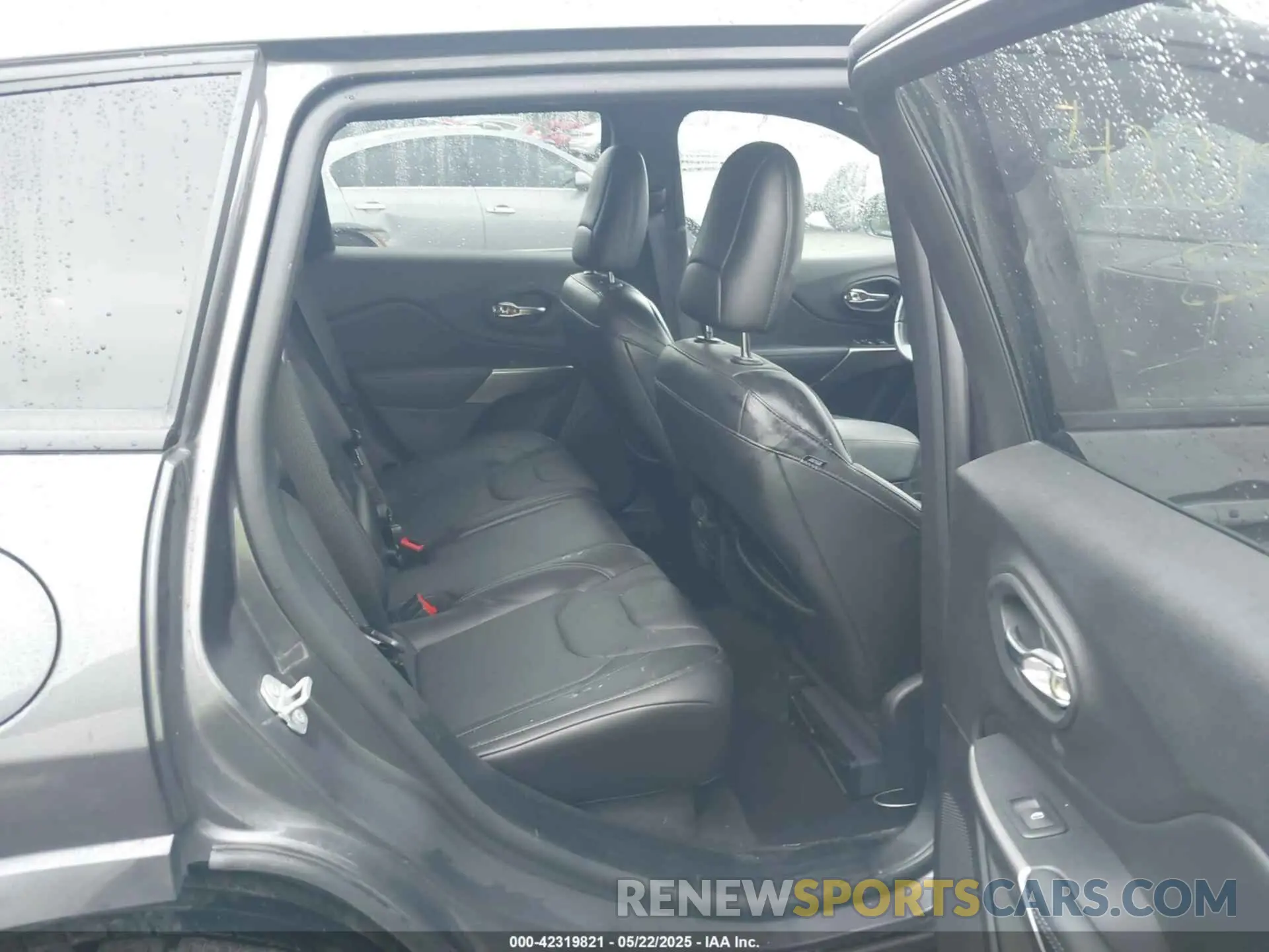 8 Photograph of a damaged car 1C4PJMDX8KD333942 JEEP CHEROKEE 2019