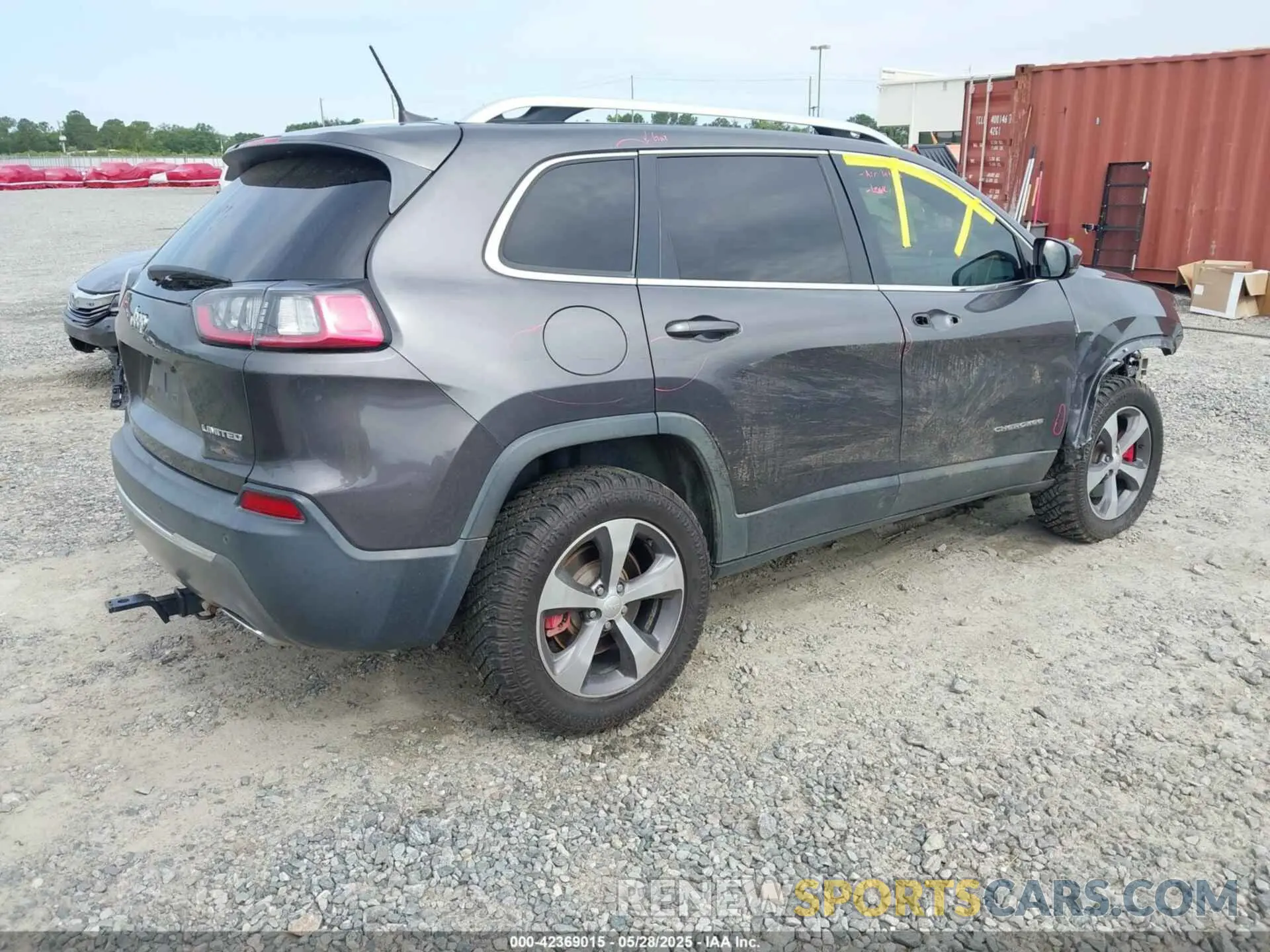 4 Photograph of a damaged car 1C4PJMDX8KD412320 JEEP CHEROKEE 2019