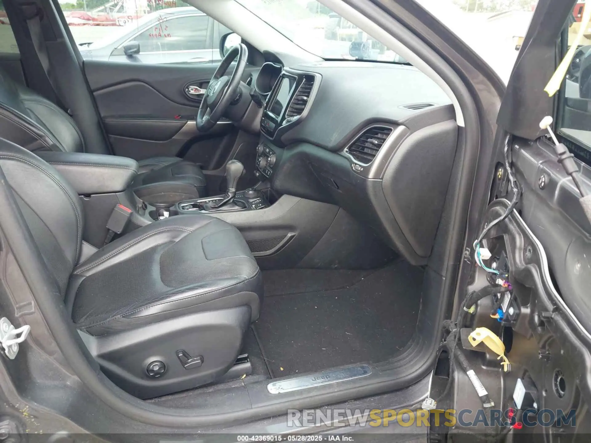 5 Photograph of a damaged car 1C4PJMDX8KD412320 JEEP CHEROKEE 2019