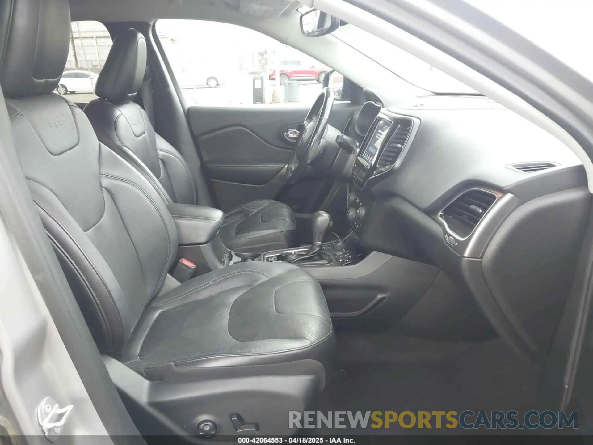 5 Photograph of a damaged car 1C4PJMDX8KD440702 JEEP CHEROKEE 2019