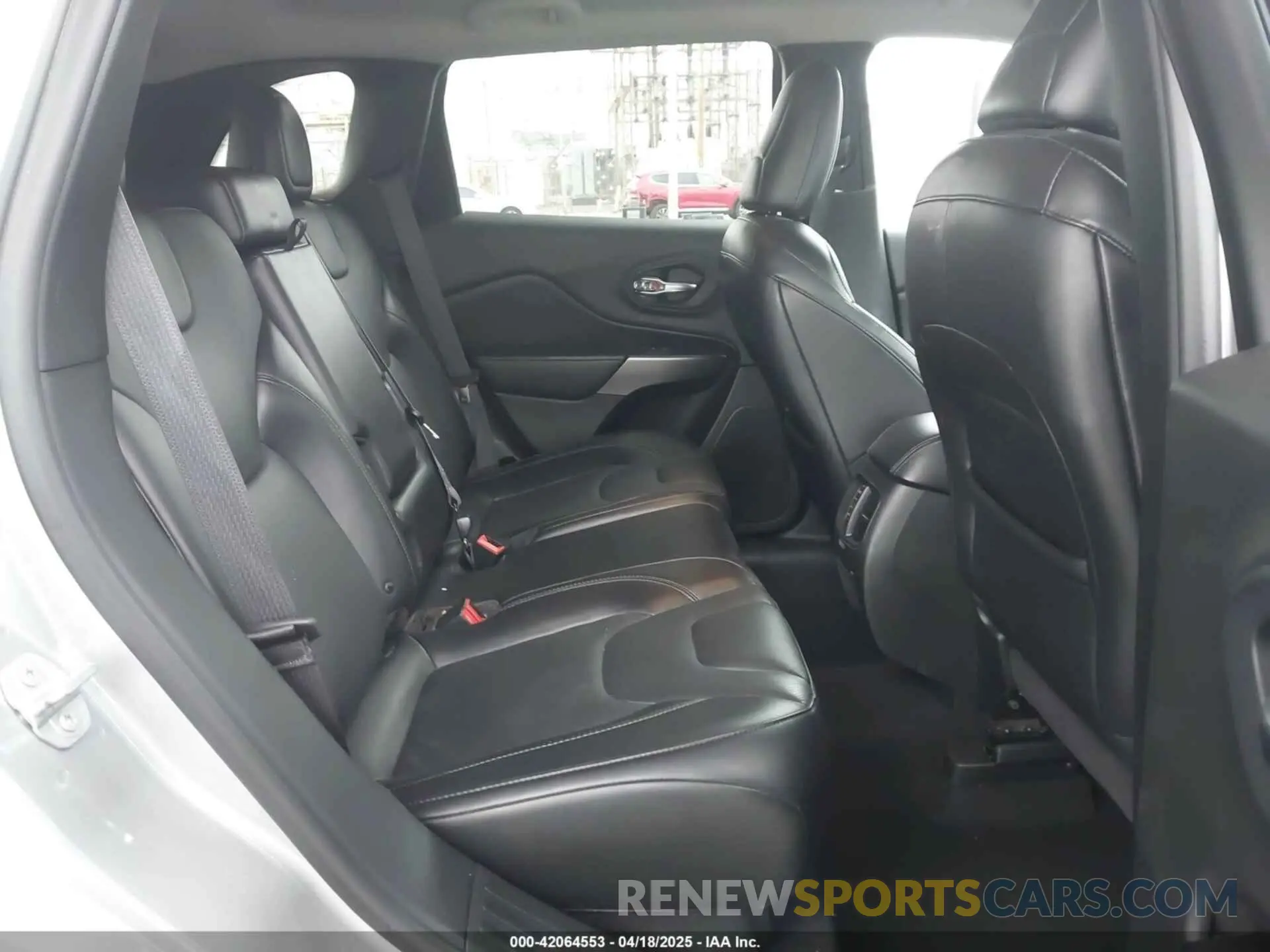 8 Photograph of a damaged car 1C4PJMDX8KD440702 JEEP CHEROKEE 2019