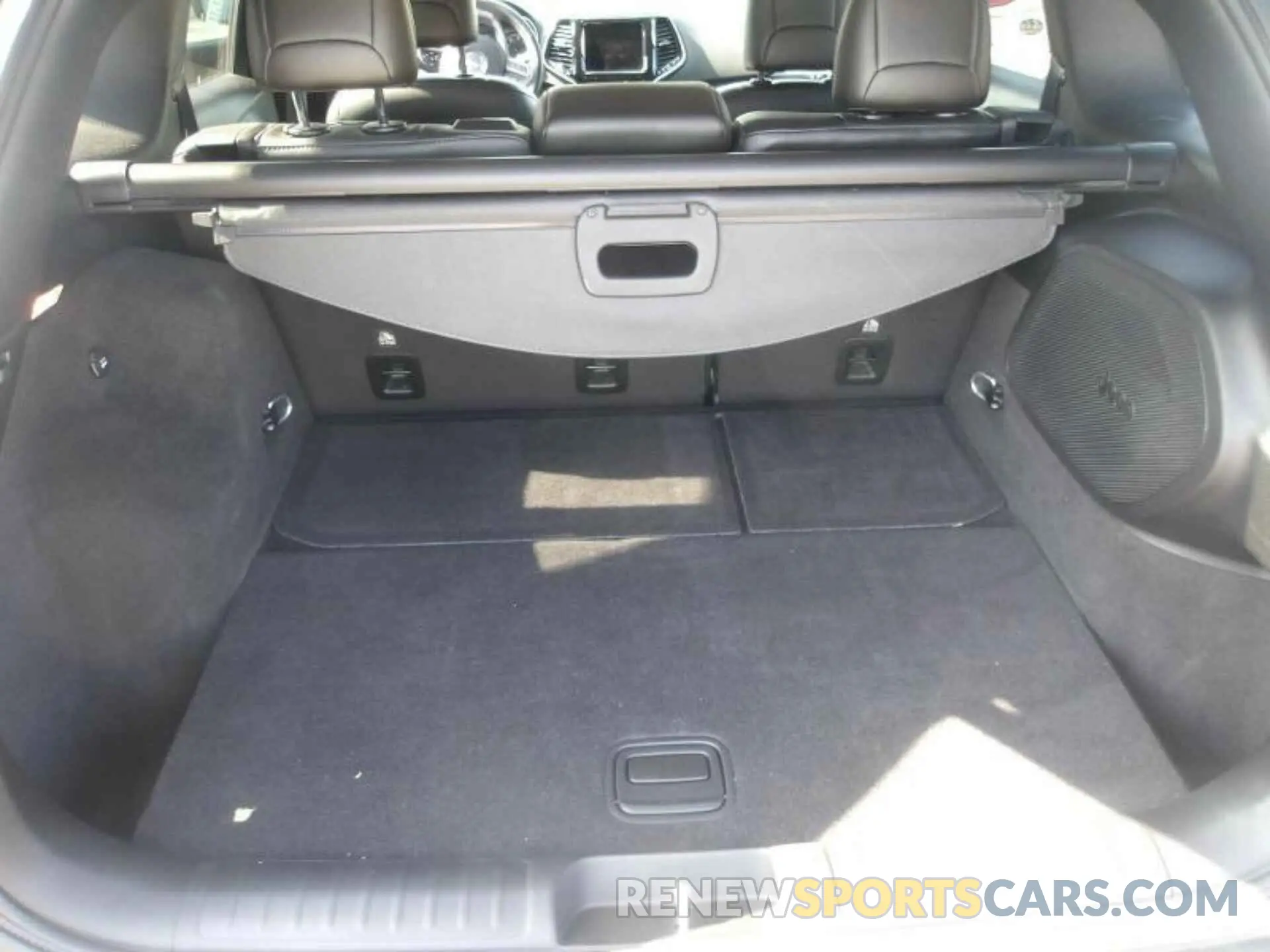 10 Photograph of a damaged car 1C4PJMDX8KD450811 JEEP CHEROKEE 2019