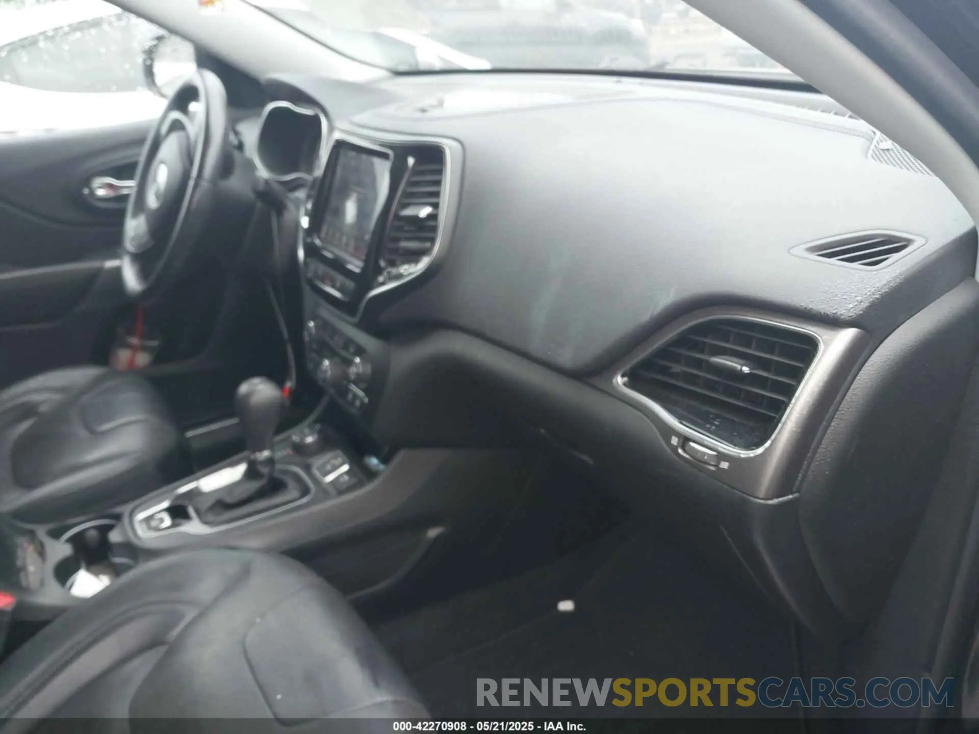 5 Photograph of a damaged car 1C4PJMDX9KD102323 JEEP CHEROKEE 2019