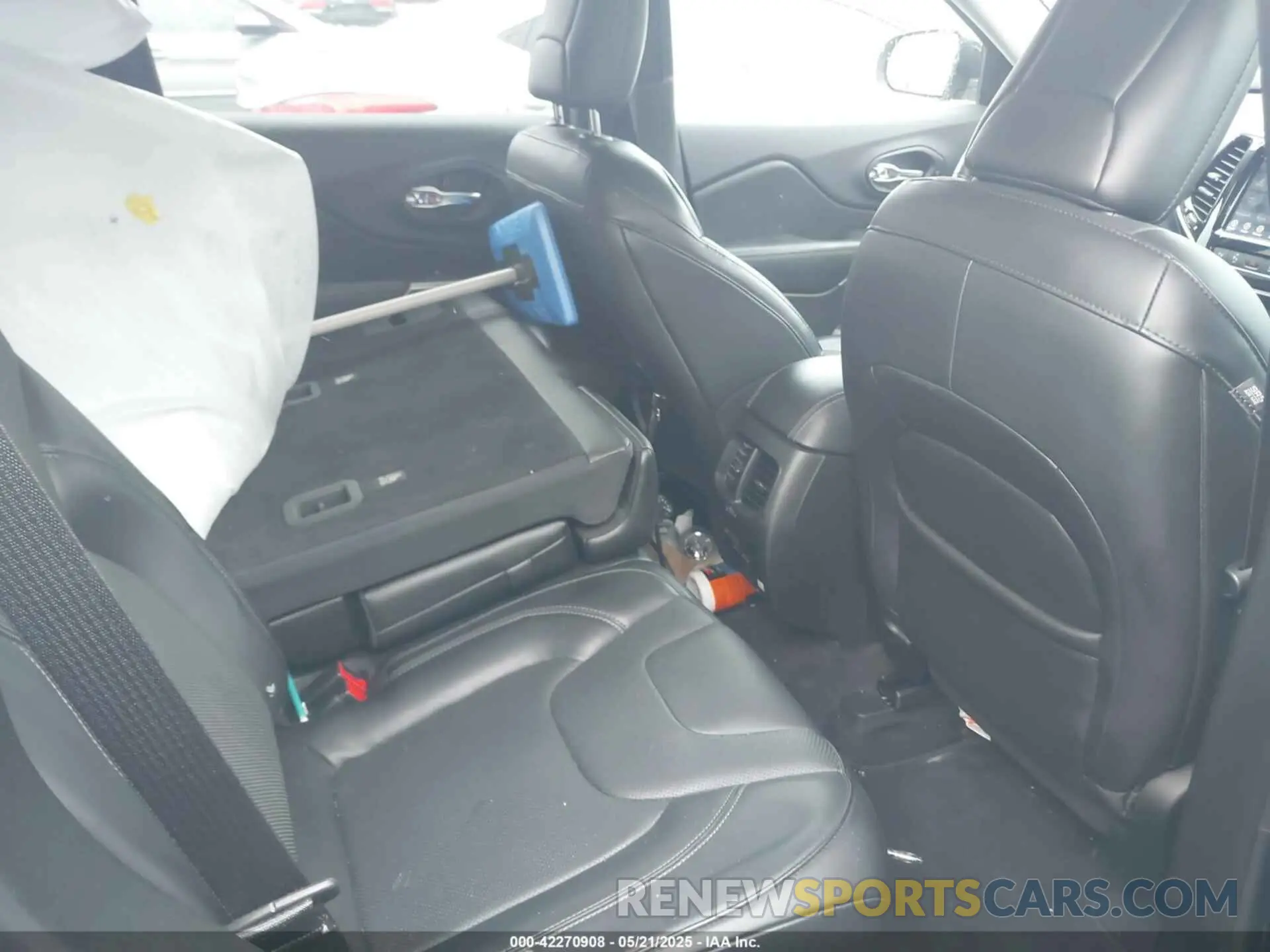 8 Photograph of a damaged car 1C4PJMDX9KD102323 JEEP CHEROKEE 2019