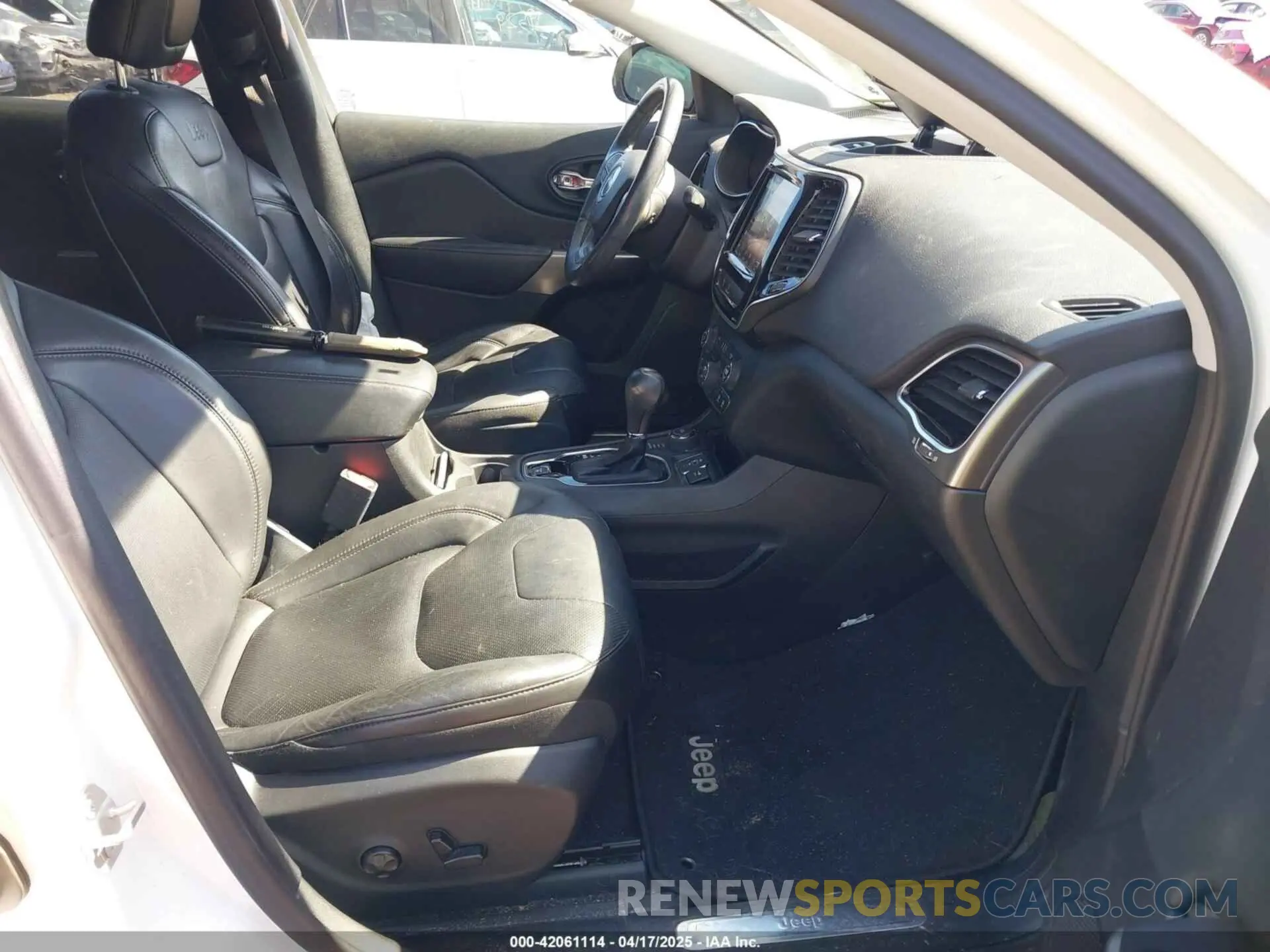 5 Photograph of a damaged car 1C4PJMDX9KD188989 JEEP CHEROKEE 2019