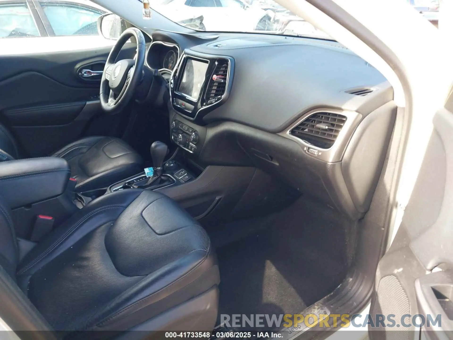 5 Photograph of a damaged car 1C4PJMDX9KD359465 JEEP CHEROKEE 2019
