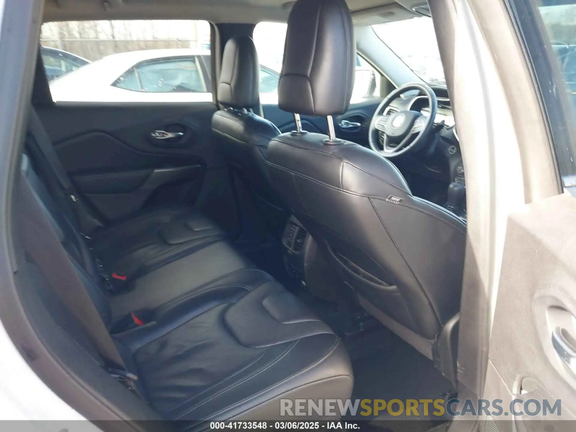 8 Photograph of a damaged car 1C4PJMDX9KD359465 JEEP CHEROKEE 2019