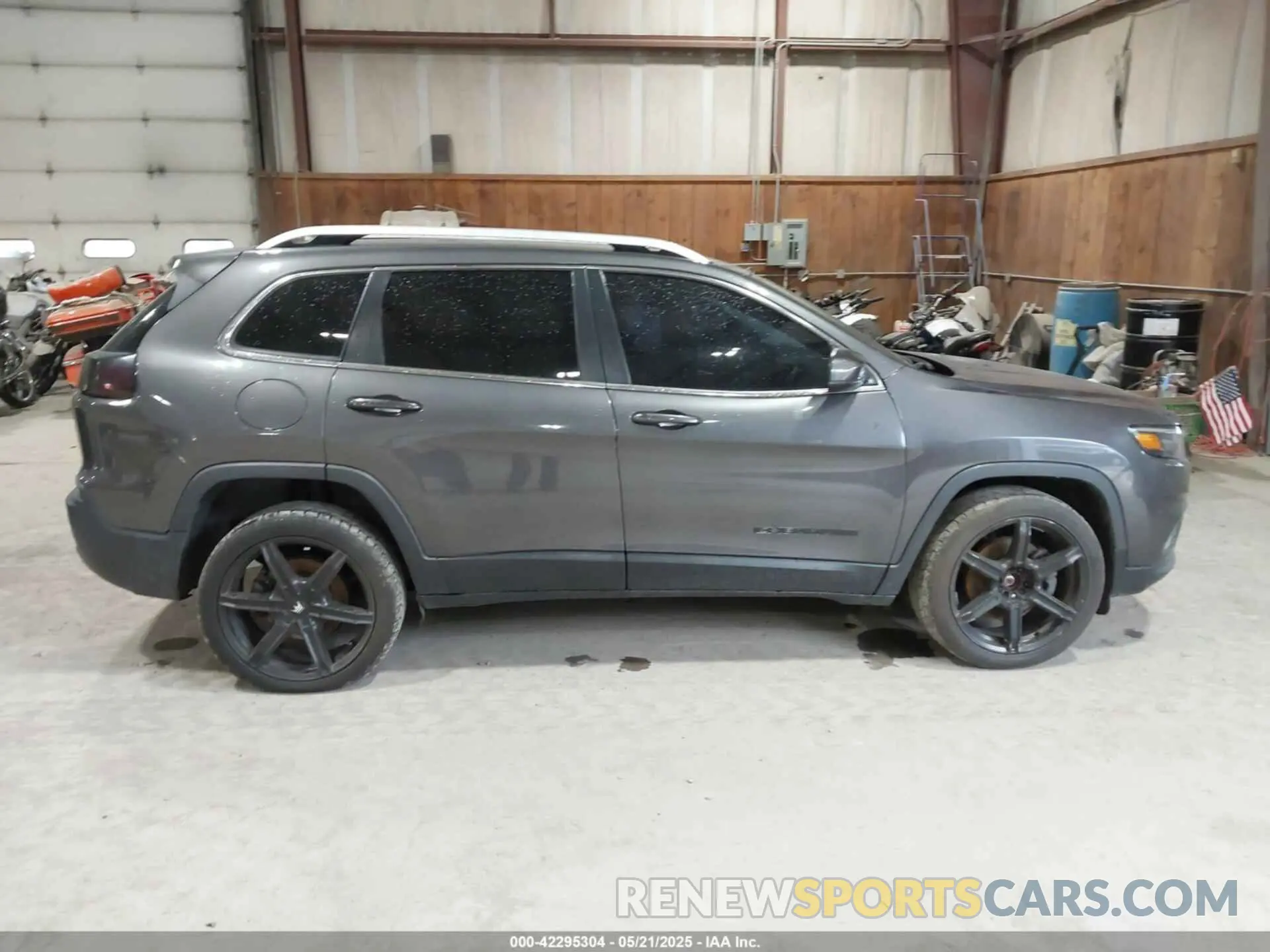 13 Photograph of a damaged car 1C4PJMDX9KD380137 JEEP CHEROKEE 2019