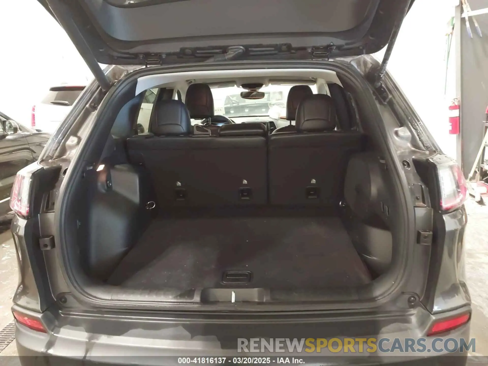 17 Photograph of a damaged car 1C4PJMDX9KD458707 JEEP CHEROKEE 2019