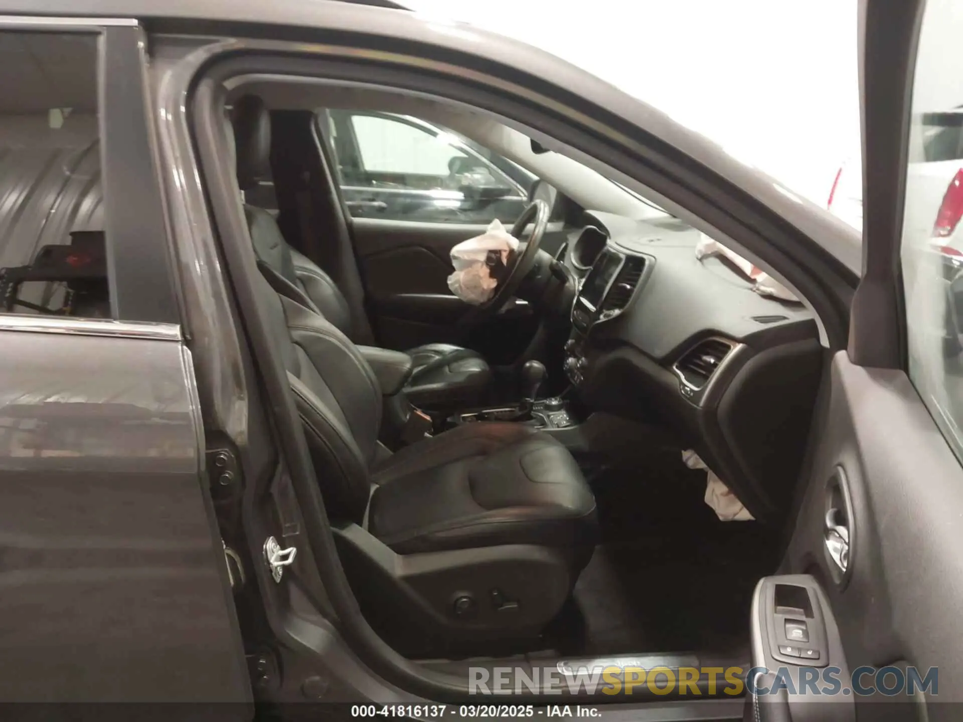 5 Photograph of a damaged car 1C4PJMDX9KD458707 JEEP CHEROKEE 2019