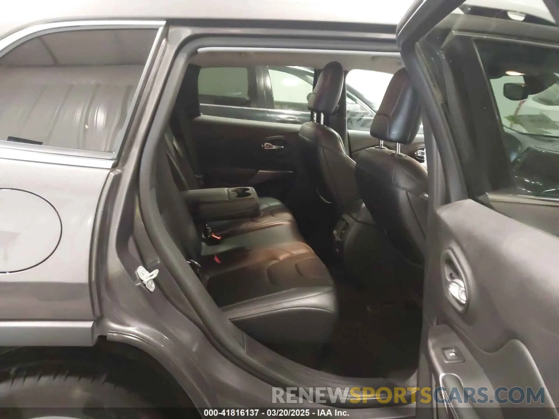8 Photograph of a damaged car 1C4PJMDX9KD458707 JEEP CHEROKEE 2019