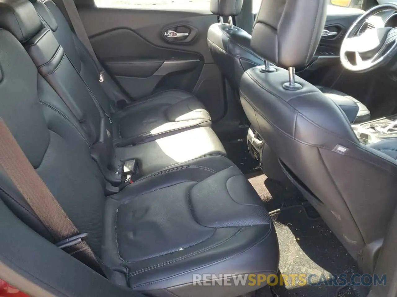 12 Photograph of a damaged car 1C4PJMDXXKD104243 JEEP CHEROKEE 2019