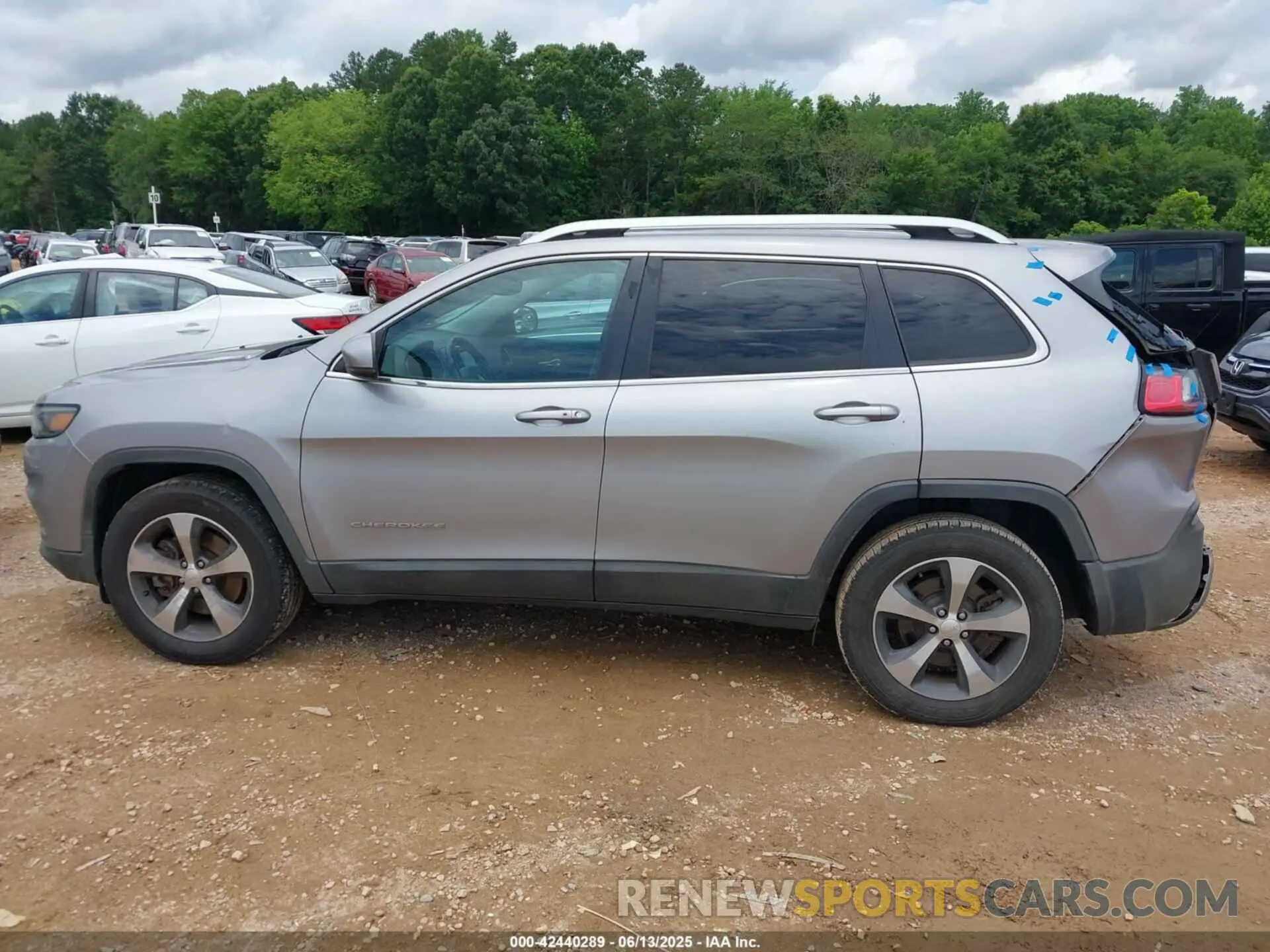14 Photograph of a damaged car 1C4PJMDXXKD135279 JEEP CHEROKEE 2019