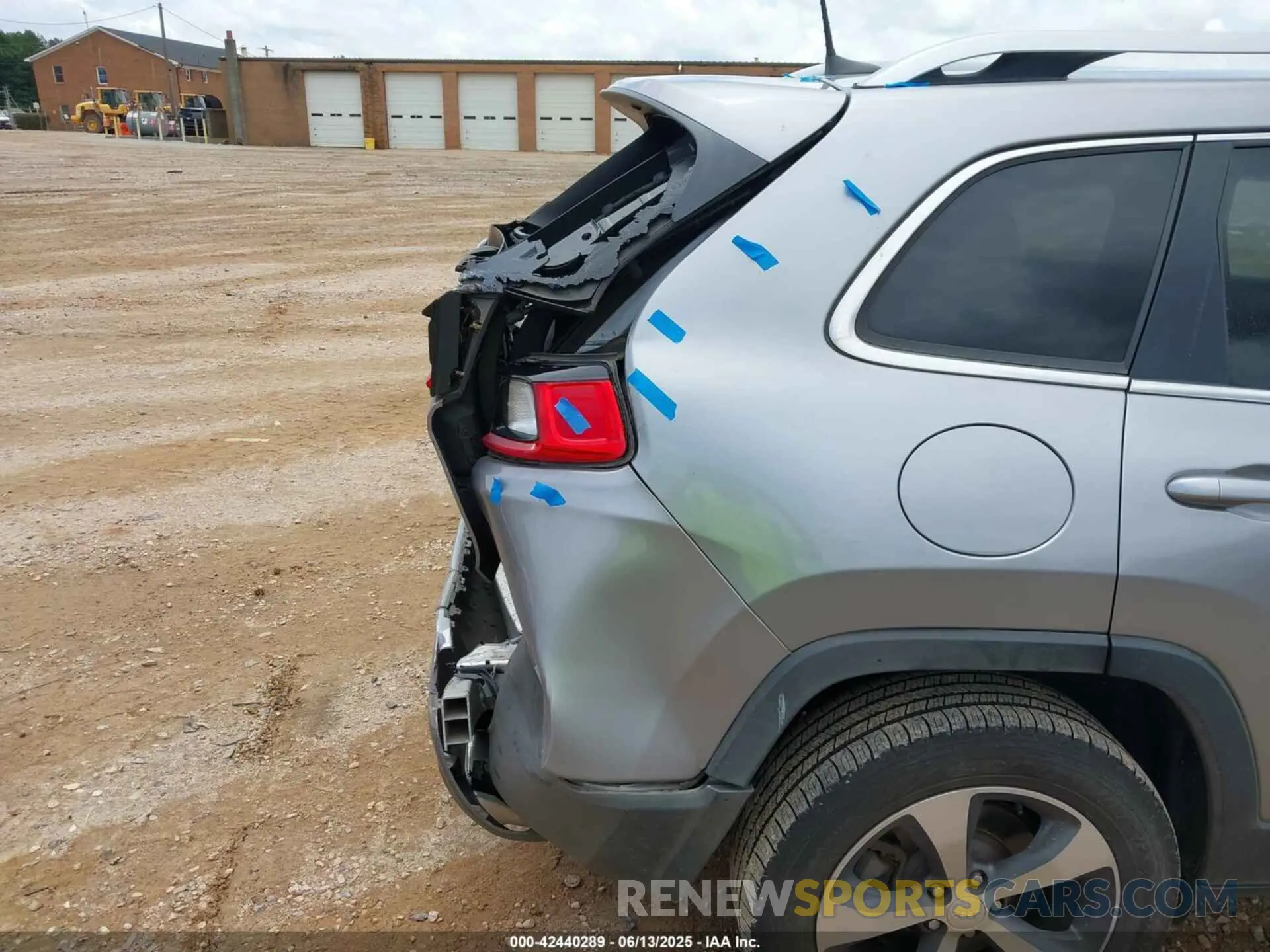 17 Photograph of a damaged car 1C4PJMDXXKD135279 JEEP CHEROKEE 2019