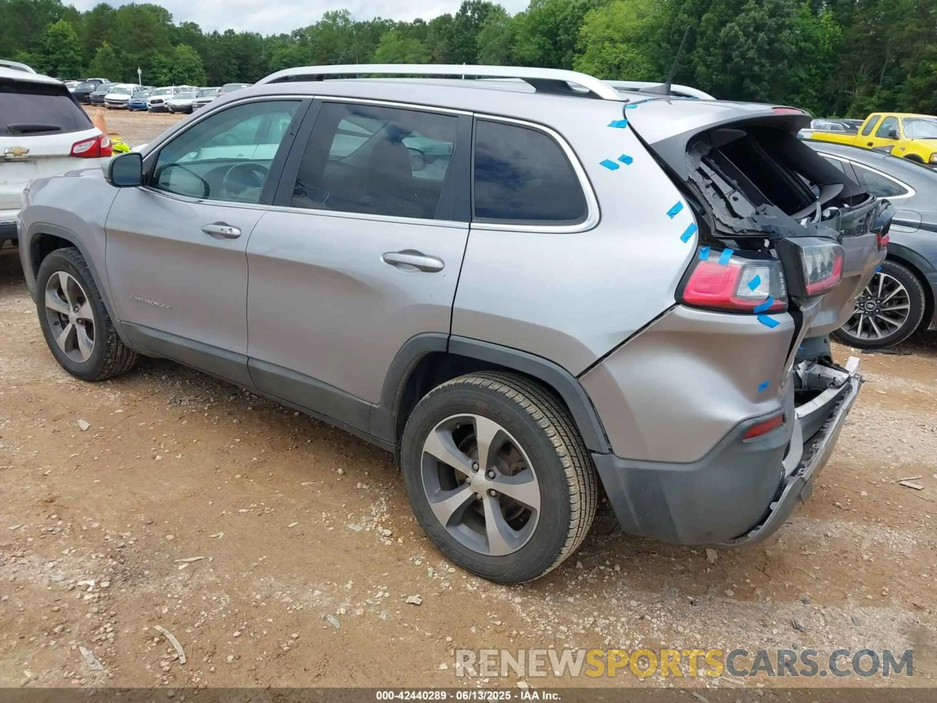 3 Photograph of a damaged car 1C4PJMDXXKD135279 JEEP CHEROKEE 2019