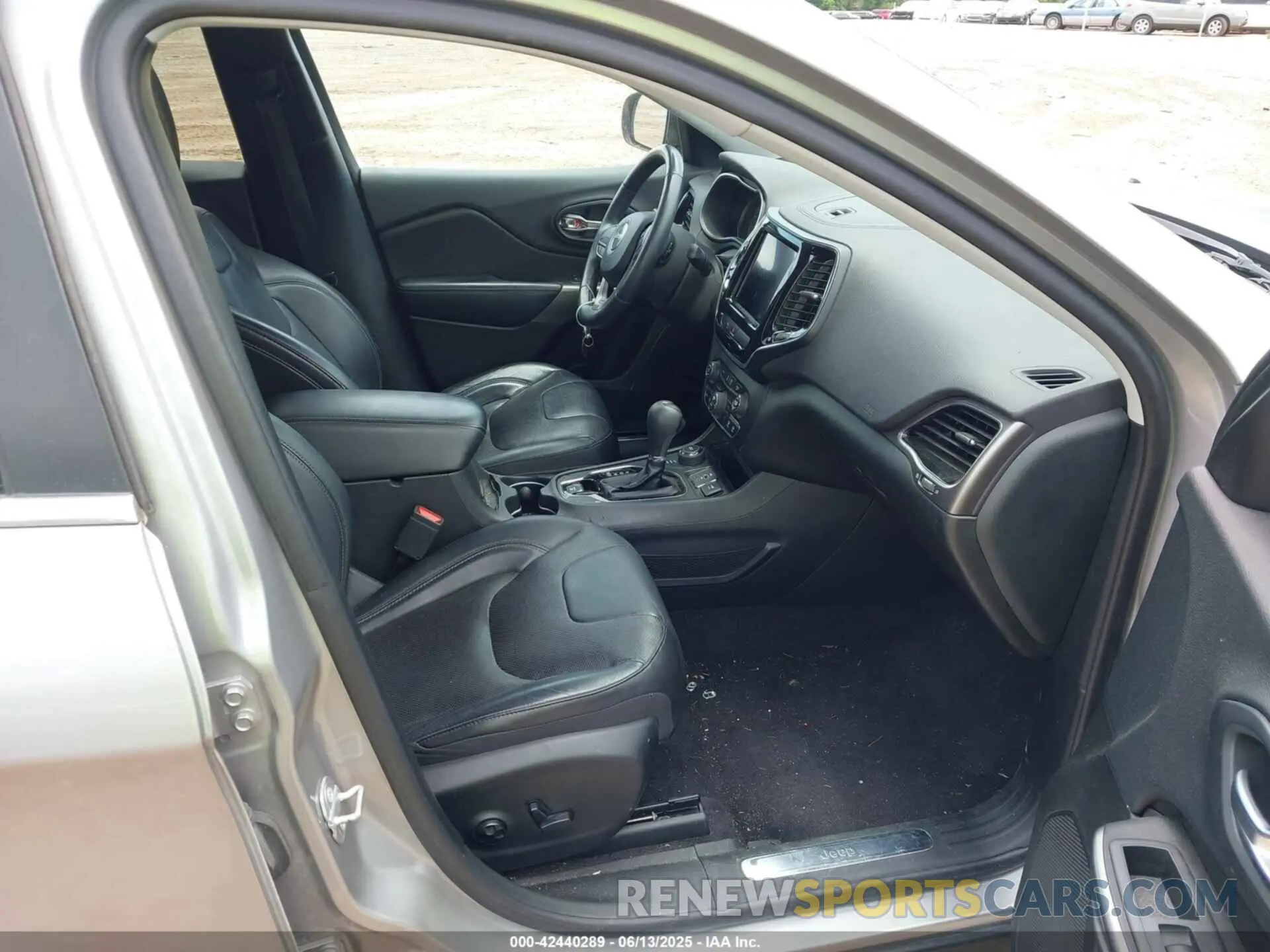5 Photograph of a damaged car 1C4PJMDXXKD135279 JEEP CHEROKEE 2019