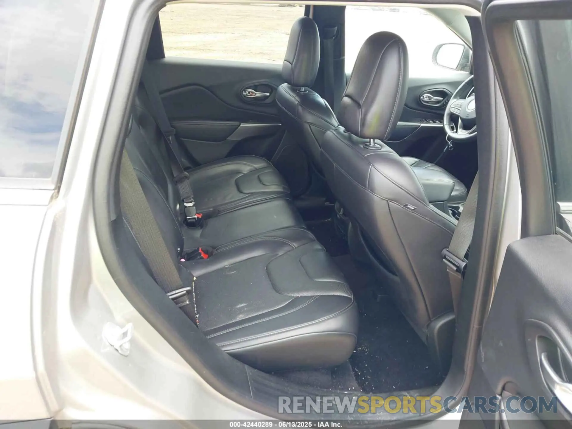 8 Photograph of a damaged car 1C4PJMDXXKD135279 JEEP CHEROKEE 2019