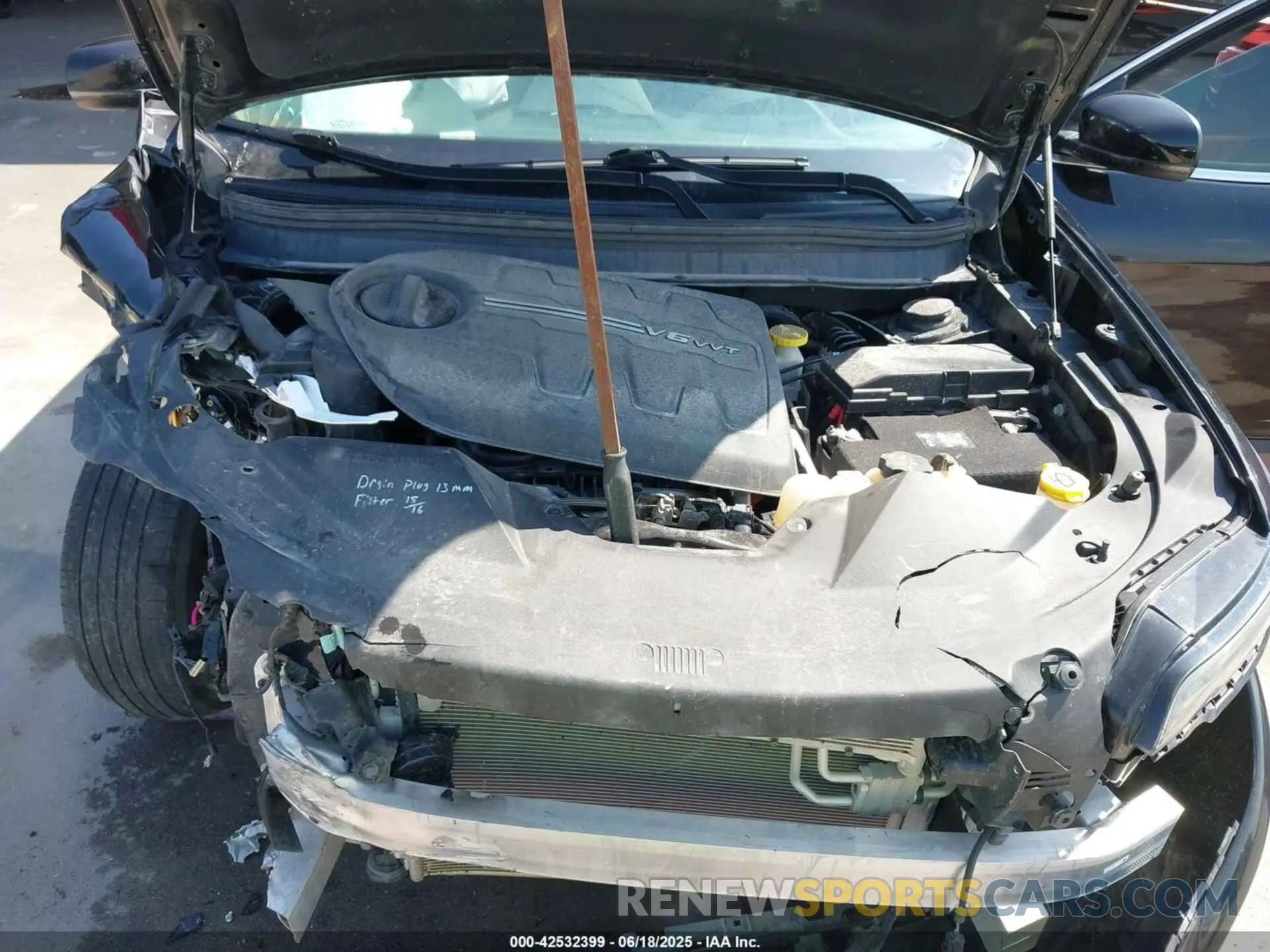 10 Photograph of a damaged car 1C4PJMDXXKD135511 JEEP CHEROKEE 2019