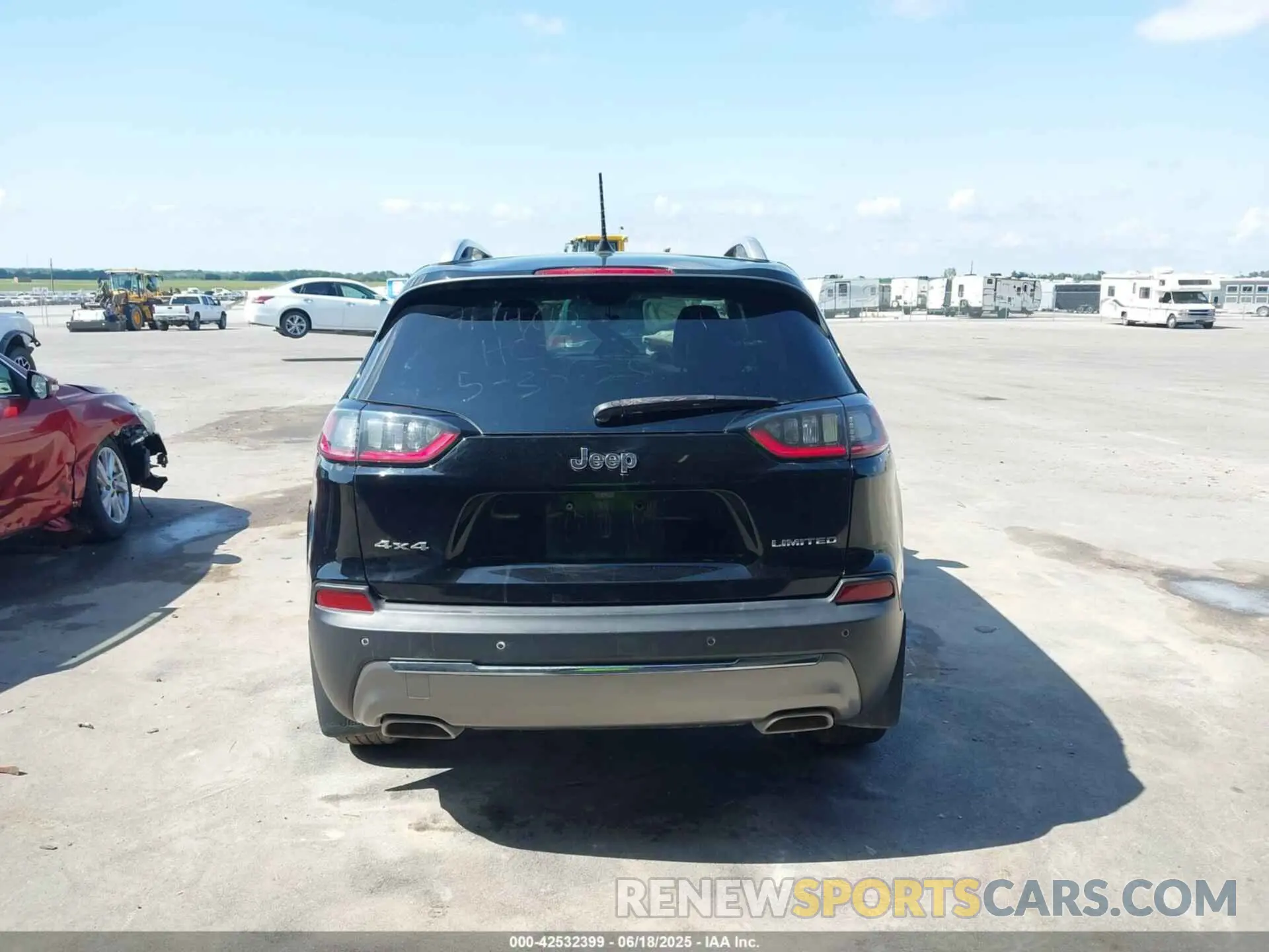 16 Photograph of a damaged car 1C4PJMDXXKD135511 JEEP CHEROKEE 2019