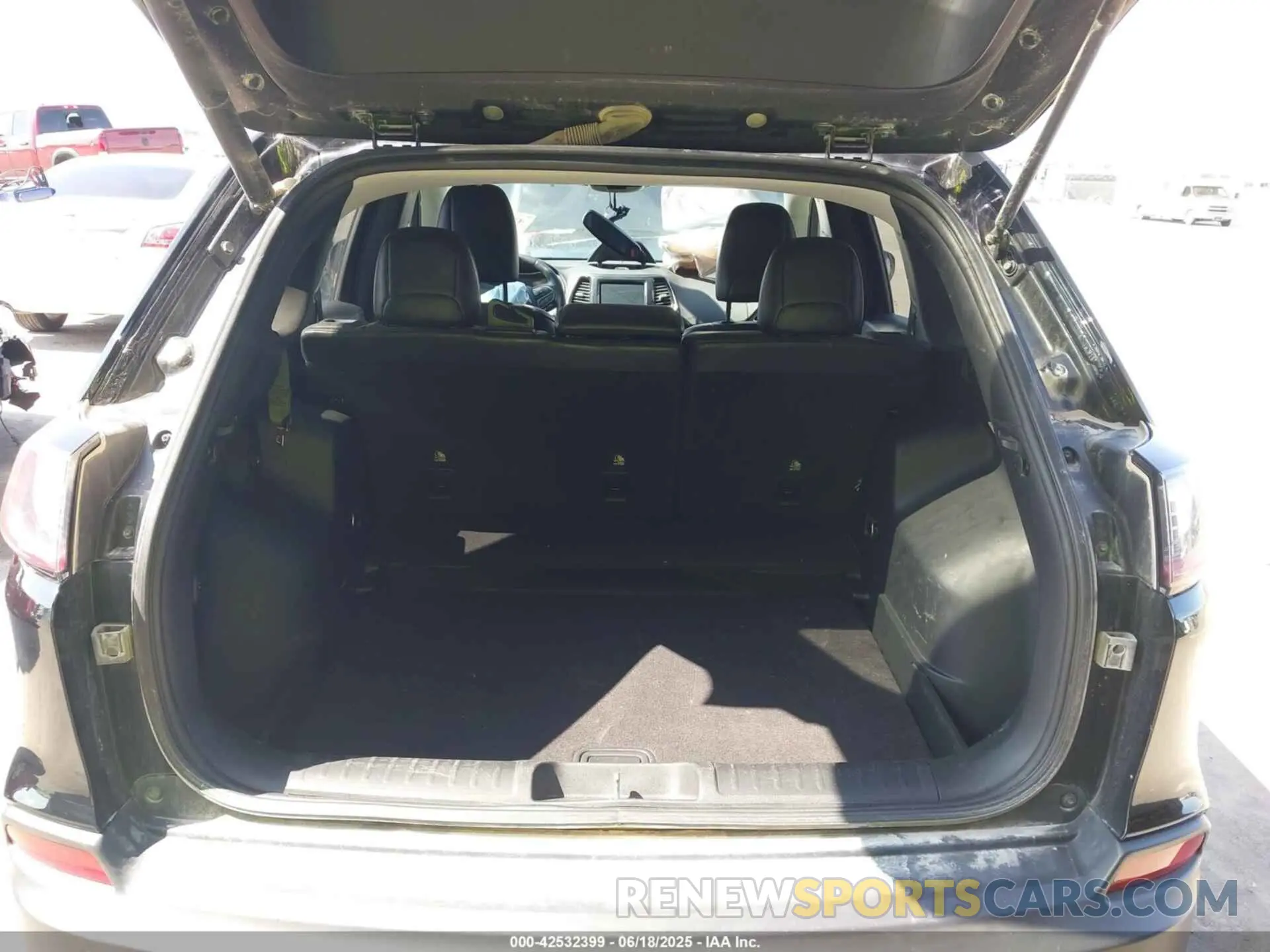 17 Photograph of a damaged car 1C4PJMDXXKD135511 JEEP CHEROKEE 2019