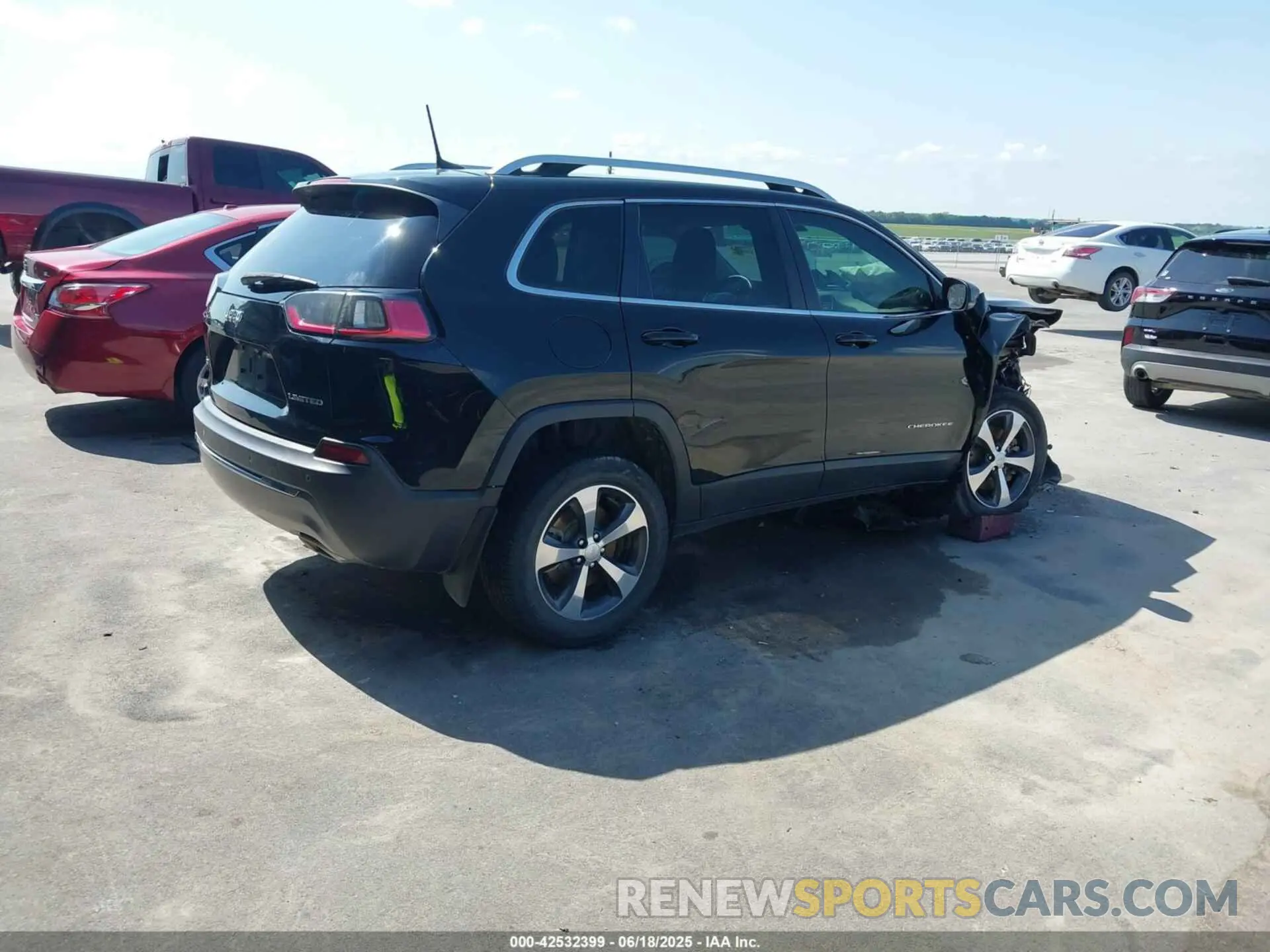 4 Photograph of a damaged car 1C4PJMDXXKD135511 JEEP CHEROKEE 2019