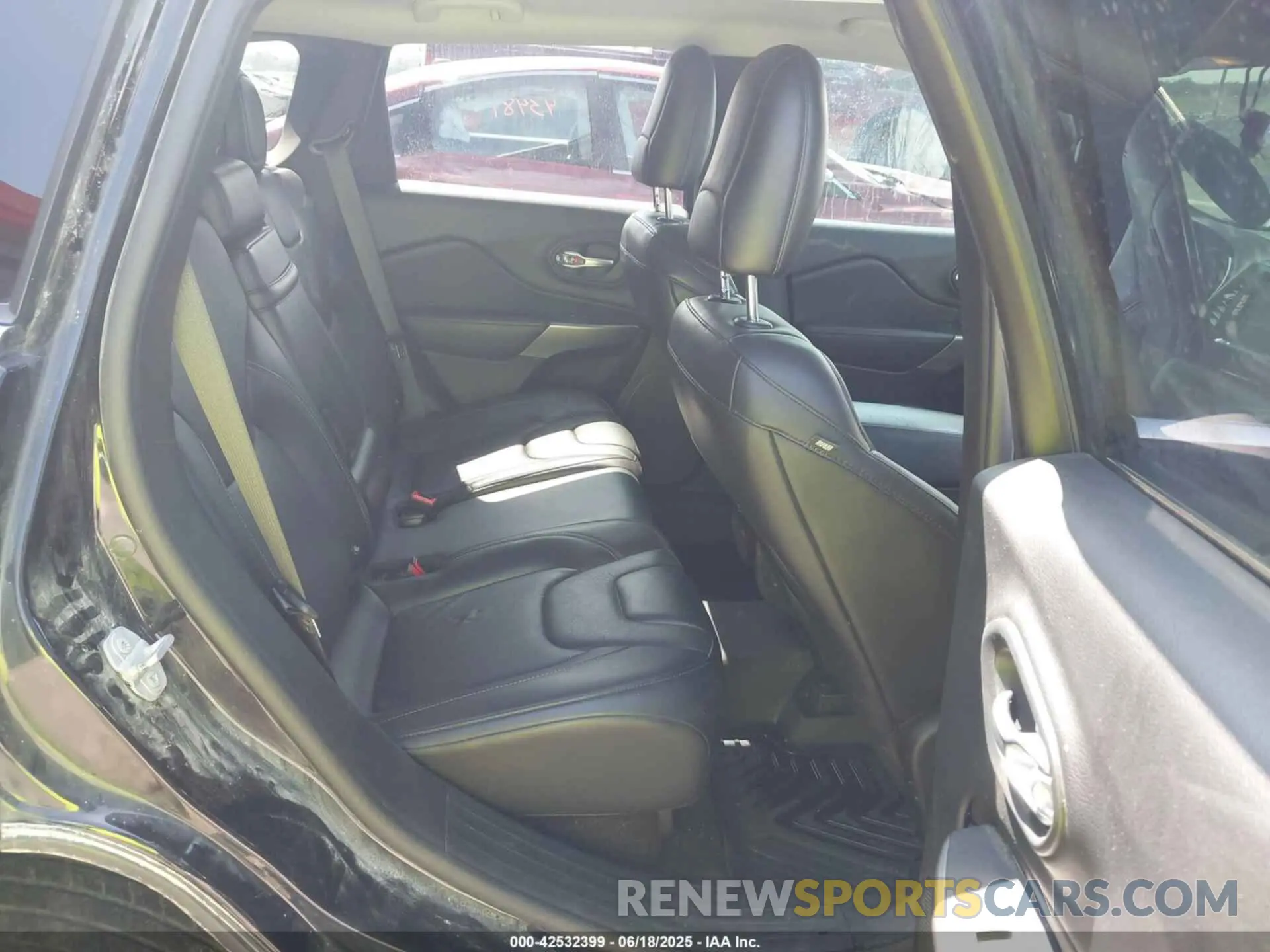 8 Photograph of a damaged car 1C4PJMDXXKD135511 JEEP CHEROKEE 2019
